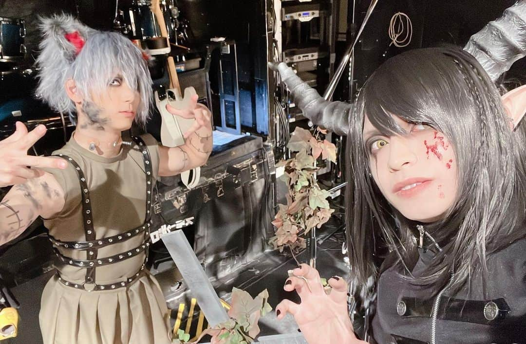 龍矢さんのインスタグラム写真 - (龍矢Instagram)「ハロウィンパーティー2日間ありがとうございました🎃 僕のわがままに2人とも喜んで付き合ってくれてすごく嬉しいです。  参拝者のみんなにも楽しんでもらえてたら嬉しいです。  そして、怒涛の発表にあった通り、 2022年の内容が多いですが、ぜひお楽しみに🔥 来年2022年のジグザグもよろしくです🐉 ついにコノハのMVも公開されるのでそっちもお楽しみに🐥 #ジグザグ #ハロウィン #全国ツアー決定 #新アルバム #ブルーレイ発売 #夢幻 #コノハ #MV公開」10月31日 21時20分 - ryuya_zigzag