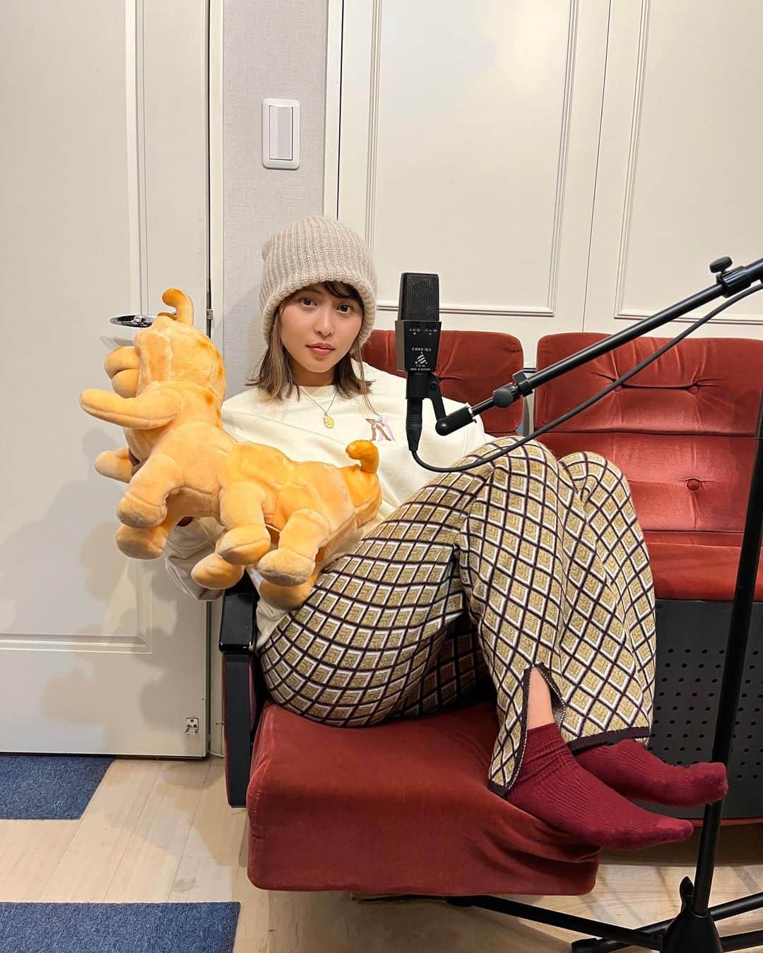 のインスタグラム：「#令和GALSの愚か村 Podcast vol.10〜12録った✌️ ①恋バナ②働き方③音楽／ハイになる、の三本です。思い出し笑いしてる🤣 これは仕事じゃなくて、ただやりたいから、完全に三人(あっこゴリラと長井優希乃)で作って配信しているPodcastです。 Spotifyで「令和GALSの愚か村」と検索してもらえれば聴けるので、よかったら！  #鈴木さんありがとう」