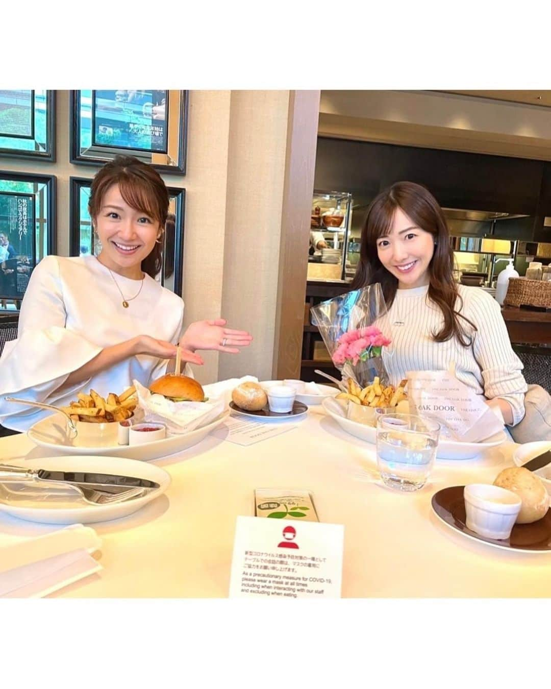 松本あゆ美のインスタグラム：「. 少し前に長野美郷ちゃんとランチへ🍔🍴  価値観や気になる物が似ていて、話が尽きませんでした💗💕 初めて出会った大学3年生のときから変わらぬ可愛いさは言うまでもないですが、 美郷ちゃんのインタビュー力といいますか 聞き出す力にさすが！✨と思ったり😍  出産に向けてのプレゼントも用意してくれていて、 それが自分でも購入していたくらい好きなCLAYDでこれまた感激🥺🌈 色が絶妙なカーネーションにも癒されました💐 . . ピンクのカーネーションの花言葉は、 #女性の愛 だそう❤️  #長野美郷 ちゃん #セントフォース #centforce #お天気お姉さんの日常  #clayd #六本木ランチ」