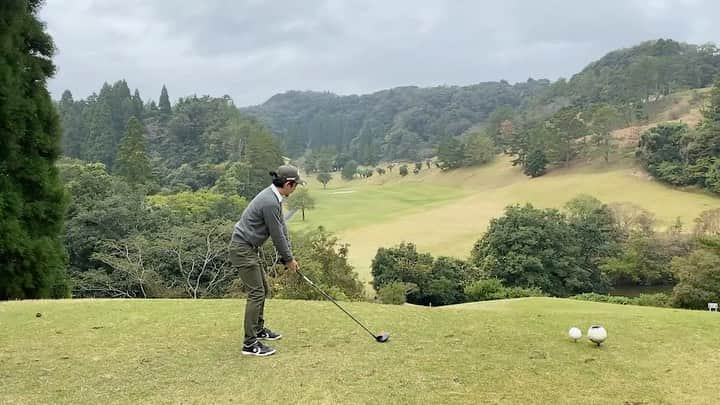 水野智路のインスタグラム：「トーヨーカントリークラブへ行ってきました⛳️  あいにくの天気でしたが初めて100を切って99でまわれました〜！！  フェアウェイも広めで楽しかったです😄  @toyocc1971   #トーヨーカントリークラブ #callaway #callawaygolf #キャロウェイ #キャロウェイゴルフ #EPICSPEED #ドライバー #フェアウェイウッド #ゴルフ #golf」