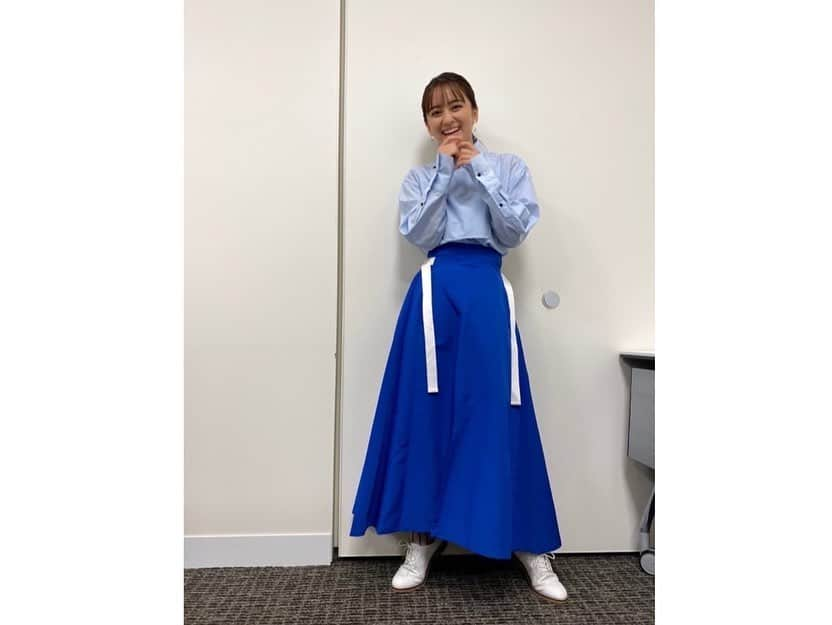 岡田結実さんのインスタグラム写真 - (岡田結実Instagram)「今日の #おかだゆいMGgram 💙  今日のお写真は爽やかなブルーなお衣装に身を包んだおかだ氏☺️✨  にっこりピースです✌️✌️  そしてそして 今夜23:00から WOWOWにて「准教授・高槻彰良の推察season2」第4話が放送です🎉  今夜もぜひ どっっっっっぷり高槻の世界観に浸ってくださいな😌  #最近は寒暖差が激しいですね #寒くなってきたので #暖かくしてお過ごし下さい♪ #そろそろもこもこグッズの季節💭 #ハッピーハロウィン #🎃👻🎃👻🎃👻  byマネージャーのしばちー」10月31日 21時46分 - okada_yui_official