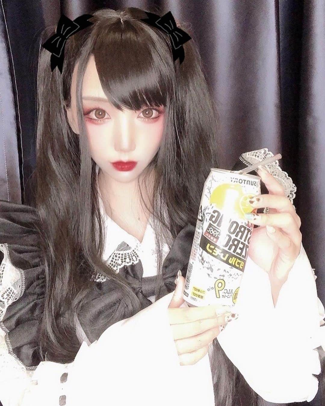 ざわちんのインスタグラム：「👻Happy Halloween🎃  人生初の地雷メイク⚡️💄 (髪飾り不準備でスタンプw)  もうしないと思う。笑  ウィッグ取ったらただのワイ。笑  ちなみに  普通にストロング好き。笑 撮影しながら飲んでたら酔った🤪w  みんなは何枚目が好きですか？  #地雷メイク #ストロング #歌舞伎町 #歌舞伎女子」