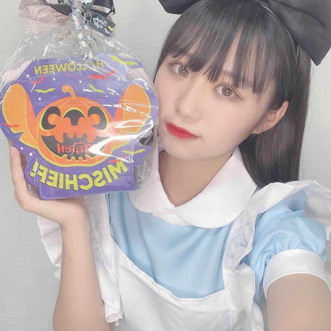 七瀬ななのインスタグラム：「2021.10.31 HappyHalloween🎃 ⁡ アリスになってみたよ！！どーかな？？？ ⁡ 素敵なハロウィンをありがと〜♡ ⁡ 今日のLIVEはどーでしたか！！！ 初企画の二人羽織ドーナツ早食い、めちゃ楽しかったです！笑 担当カラーは、水色担当になりました。 ほんとにほんとに嬉しい🧏🏻‍♀️ よかったら水色のサイリウムふってね🐼💎 ⁡ おやすみなさいっ ̫ -˘ ⁡ #おーえすけー #osk #おーえすゆー妹ユニット #名古屋アイドル #アイドル #idol #愛知 #aichi #名古屋 #nagoya #大須 #jc3 #jcブランド #06 #女子中学生 #中学生 #拡散希望 #七瀬なな #なーちゃん #なーちゃんパワー #古参募集 #follow #followme #like4like #f4f #アリス #アリスコスプレ #halloween #ハロウィン #ハロウィンコスプレ」