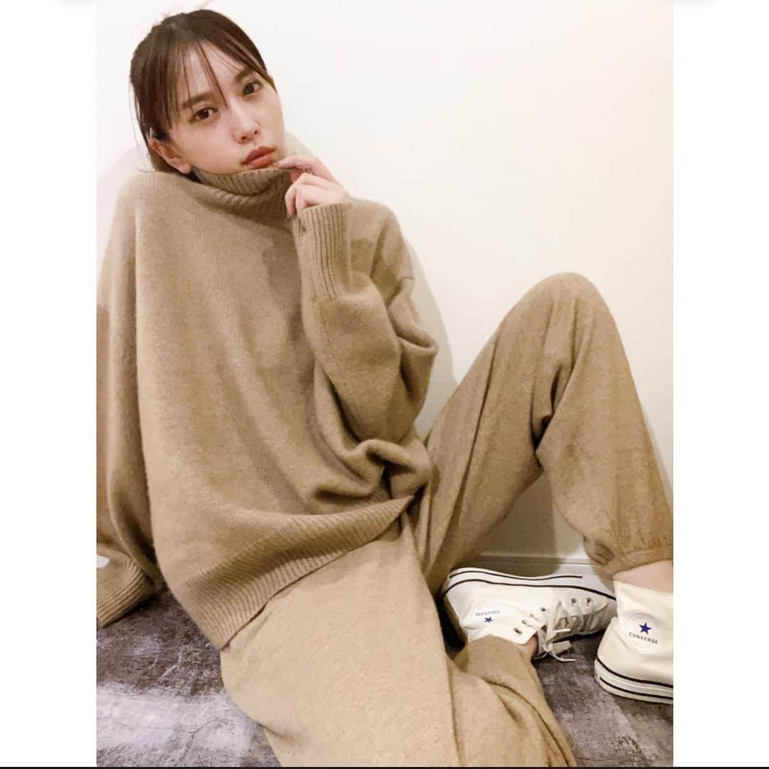 のインスタグラム：「今年6月に日本に上陸したトリー バーチのスポーツウェアTory Sportの秋冬コレクションが届きました🥺✨  柔らかくて触り心地が最高にいいカシミアのニットウェア。  大人になればなるほど、肌に身につける物の質に敏感になりました。 チクチクしたり肌が痒くなってしまったり‥ このニットを着ている時、肌を甘やかしてあげれてる感覚になります。最高‥  #torysport #トリースポーツ #トリーバーチ #pr」