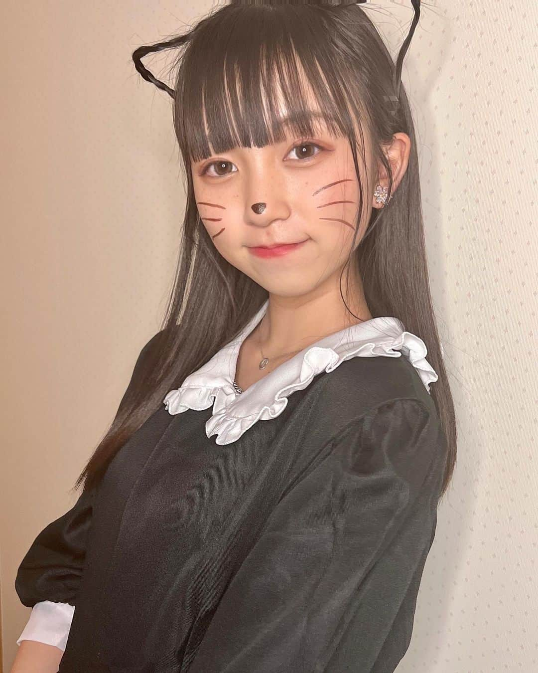 吉田佳音のインスタグラム：「Happy Halloween~🐈‍⬛❤︎  レッスン帰って来て仮装したよ✧  一応黒猫ﾃﾞｽ🐾  ￣￣￣￣￣￣￣￣￣￣￣￣￣￣￣ 明日22:00〜は『今日、好きになりました。秋桜編』第3話です！！  みんなリアタイしてね~♡  ・  ・  ・ #今日好きになりました #今日好き#秋桜編 #jk1 #05 #happyhalloween #吉田佳音」