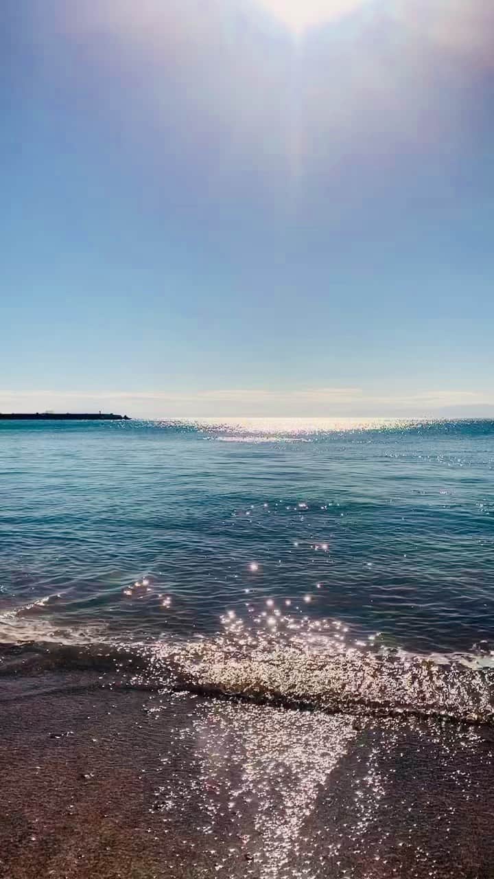 のインスタグラム：「🌊 .  久しぶりに展示会行ったり、久しぶりの人と会うと 海とジムと悟飯の投稿ばっかりだから仕事してなくてなんなら結婚したの？みたいなこと言われるけど、イベントない時は事務やったりもしたし(広告代理店にいた時のpcスキルが役立った)、ひとり身でお仕事してますよぉ🤪  なんかSNSから離れたい気分で、気がつけば20日も投稿してなかった💦  頭肩首の凝りが辛いくらいで私は元気です🥳  .」