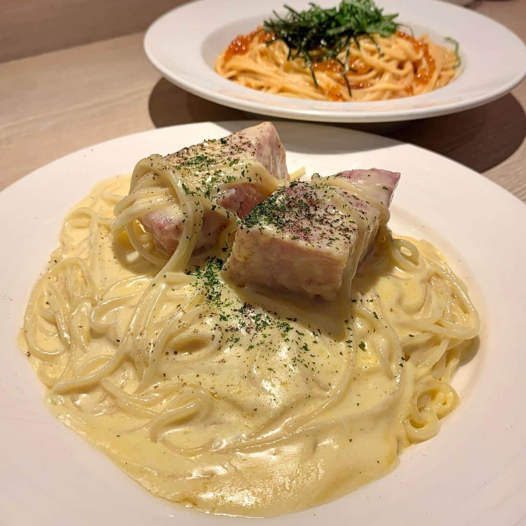 吉川ちかさんのインスタグラム写真 - (吉川ちかInstagram)「代々木上原にある スパザウルス🤤💓  ずっと気になってた カルボナーラ食べてみたよ🤌 100種類以上ものスパゲティメニューがあるよ！  今回はカルボナーラと 明太子とイクラにしました😌💓 とにかく濃厚過ぎて… こんなに濃いパスタは初でした！  めちゃくちゃ美味しかった 他の味も食べてみたいな☺️✌️  住所：東京都渋谷区上原1-33-17  交通手段：小田急小田原線、東京メトロ千代田線 代々木上原駅下車 南口2より徒歩1分  営業時間：11:00～23:00(L.O.22:30)  定休日：火曜日  #スパザウルス#パスタ専門店 #代々木上原#代々木上原グルメ #パスタ#スパゲティ#濃厚カルボナーラ#カルボナーラ」10月31日 22時38分 - yoshikawachika_1116