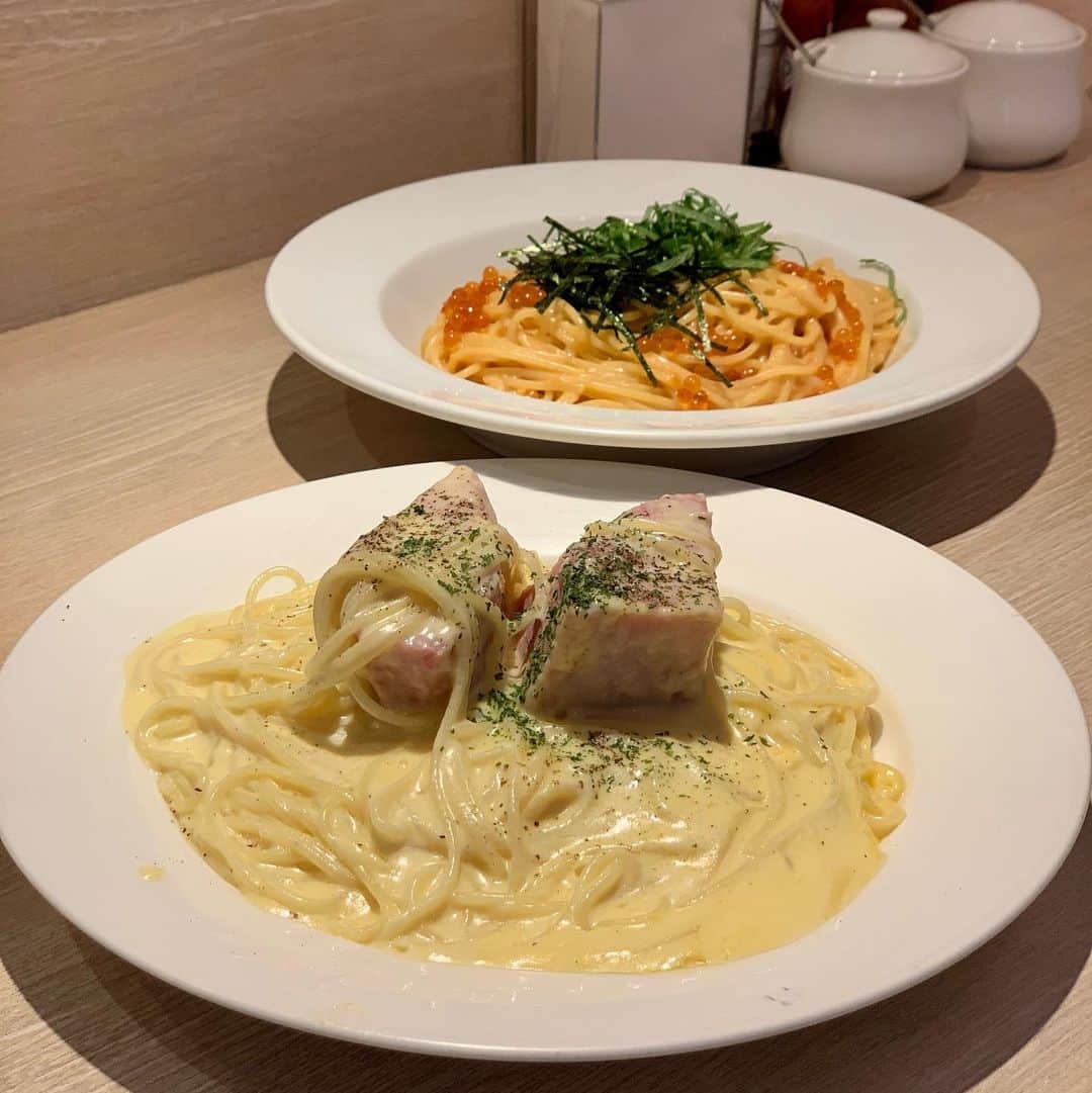 吉川ちかさんのインスタグラム写真 - (吉川ちかInstagram)「代々木上原にある スパザウルス🤤💓  ずっと気になってた カルボナーラ食べてみたよ🤌 100種類以上ものスパゲティメニューがあるよ！  今回はカルボナーラと 明太子とイクラにしました😌💓 とにかく濃厚過ぎて… こんなに濃いパスタは初でした！  めちゃくちゃ美味しかった 他の味も食べてみたいな☺️✌️  住所：東京都渋谷区上原1-33-17  交通手段：小田急小田原線、東京メトロ千代田線 代々木上原駅下車 南口2より徒歩1分  営業時間：11:00～23:00(L.O.22:30)  定休日：火曜日  #スパザウルス#パスタ専門店 #代々木上原#代々木上原グルメ #パスタ#スパゲティ#濃厚カルボナーラ#カルボナーラ」10月31日 22時38分 - yoshikawachika_1116