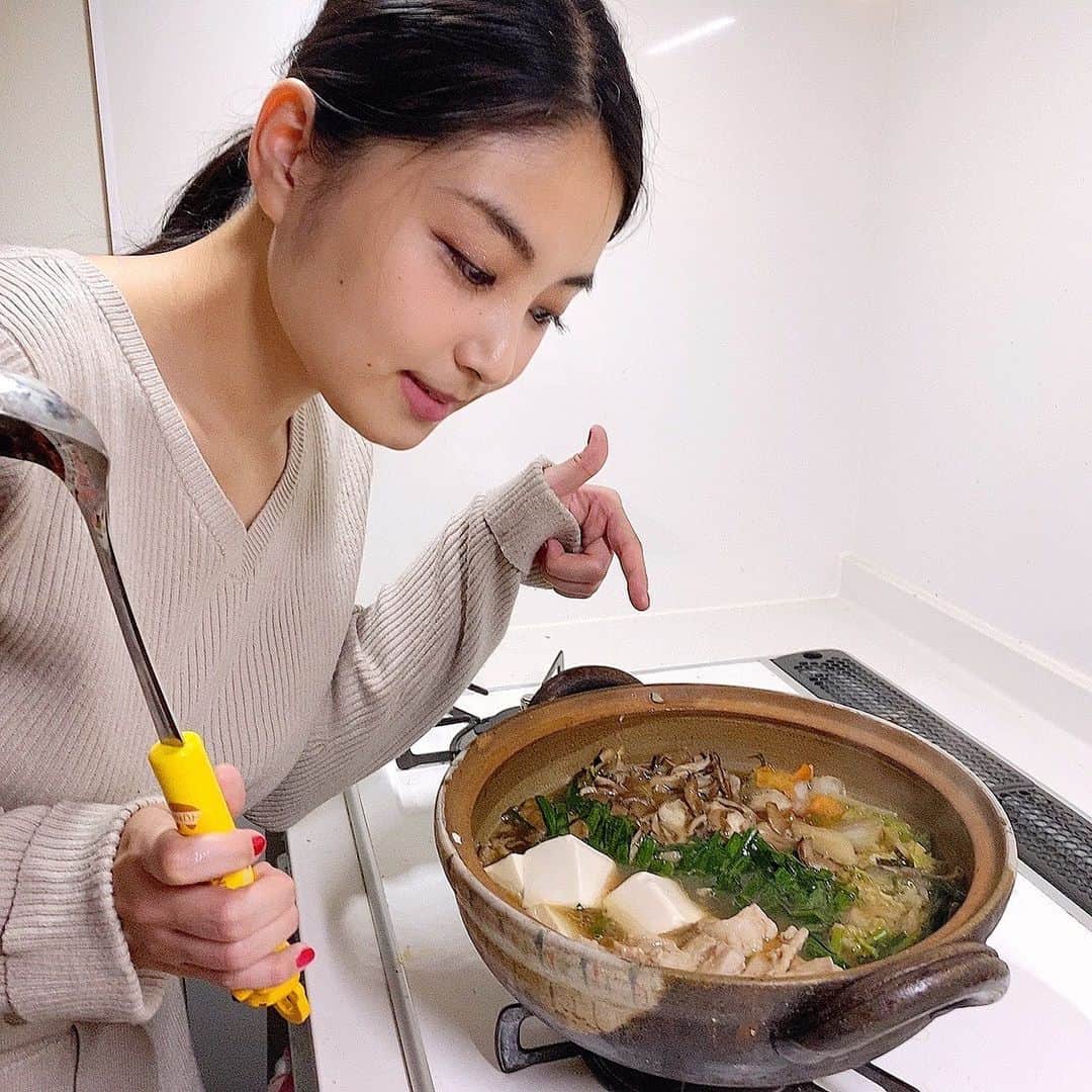トロたんさんのインスタグラム写真 - (トロたんInstagram)「寒い日にもつ鍋最高すぎる🍲🍲🍲♡ 野菜を入れて煮込むだけで めちゃくちゃいい お出汁の簡単にもつ鍋完成✨🍲🧄  料理下手な私でも簡単に出来たよ🍲♡ 〆の麺ももつ鍋にあっててスープによく絡んで最高でした⸂⸂⸜🔥⸝⸃⸃ 美味しかった〜(ᵒ͈̑ڡᵒ͈̑ ) 🍲 🍲 🍲  pr @_yamanakaya_ #やまなか家 #もつ鍋 #もつ #ホルモン鍋 #冬の味覚 #あったかごはん #ぷりぷり」10月31日 22時42分 - torotan_tan