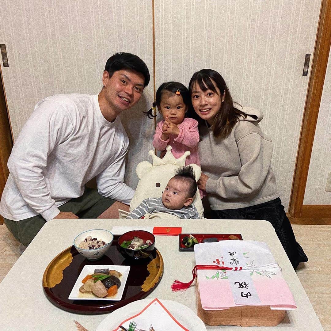 永井美津穂のインスタグラム：「. お食い初め✿⠜ ⁡ 少しすぎちゃったけど 樂波👶無事に生後100日。 一生、食べることに困らず 健康に過ごせますように😌✨ ⁡ 毎日癒しをありがとう♡  #お食い初め  #生後100日 #お家でお祝い #何事も2人目は雑になりがち🤭」