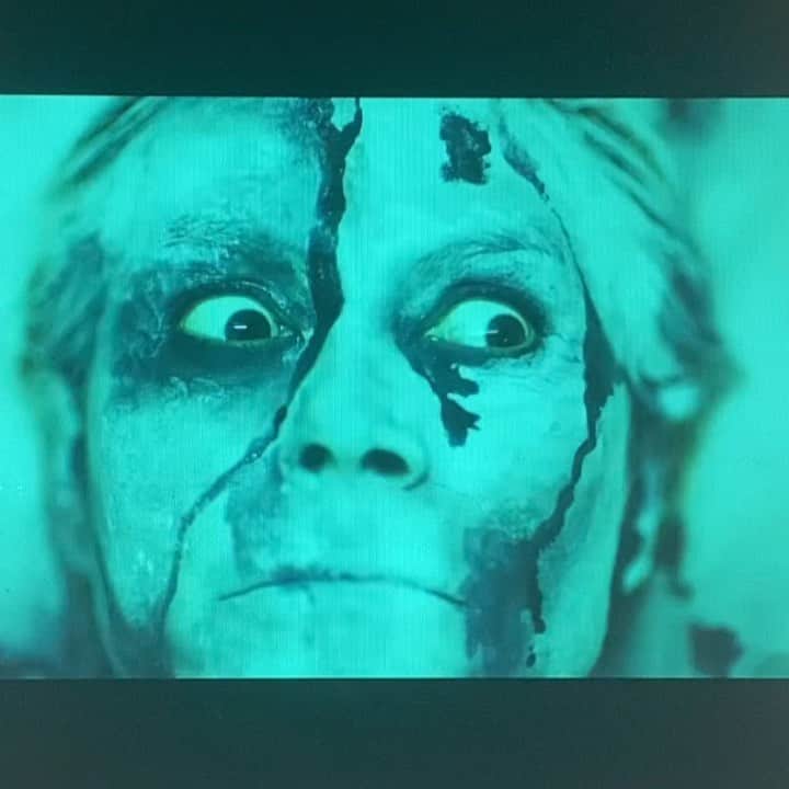 のインスタグラム：「Flashback to painting the especially wonderful Queen of Halloween @heidiklum for her video last video. Assisted by: @sashaglasser @makie.d.mua  Thanks @bcorso  Video: @stottytv   #heidihalloween2020 #heidihalloween #davidgilmorestudio  🖤」