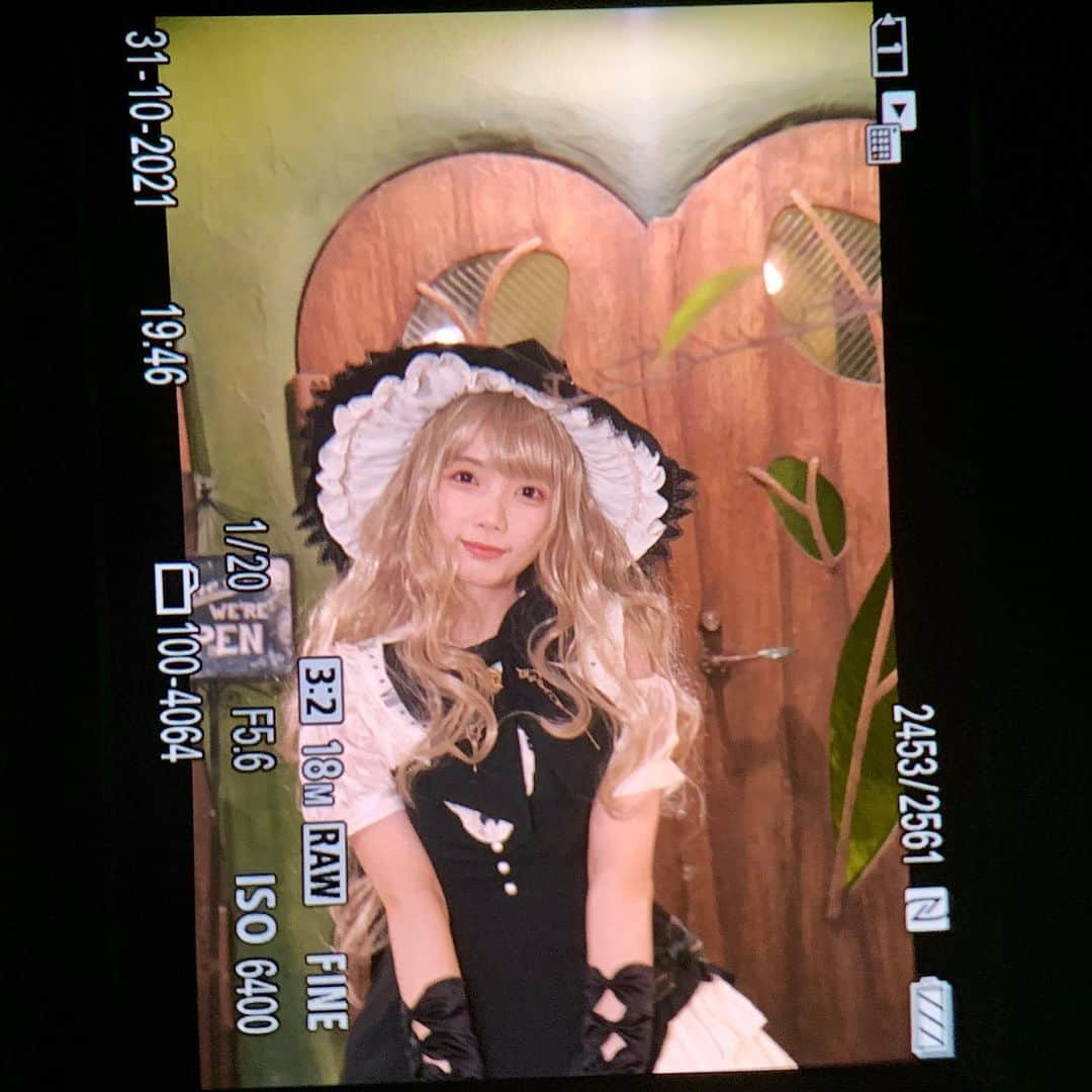 茶叶小果のインスタグラム：「🕯️Happy Halloween🕯️  👻🎃ハッピーハロウィン🎃👻  今日は魔女さん限定🧙‍♀️  ​#halloween  #halloweencostume  #halloweenmakeup」