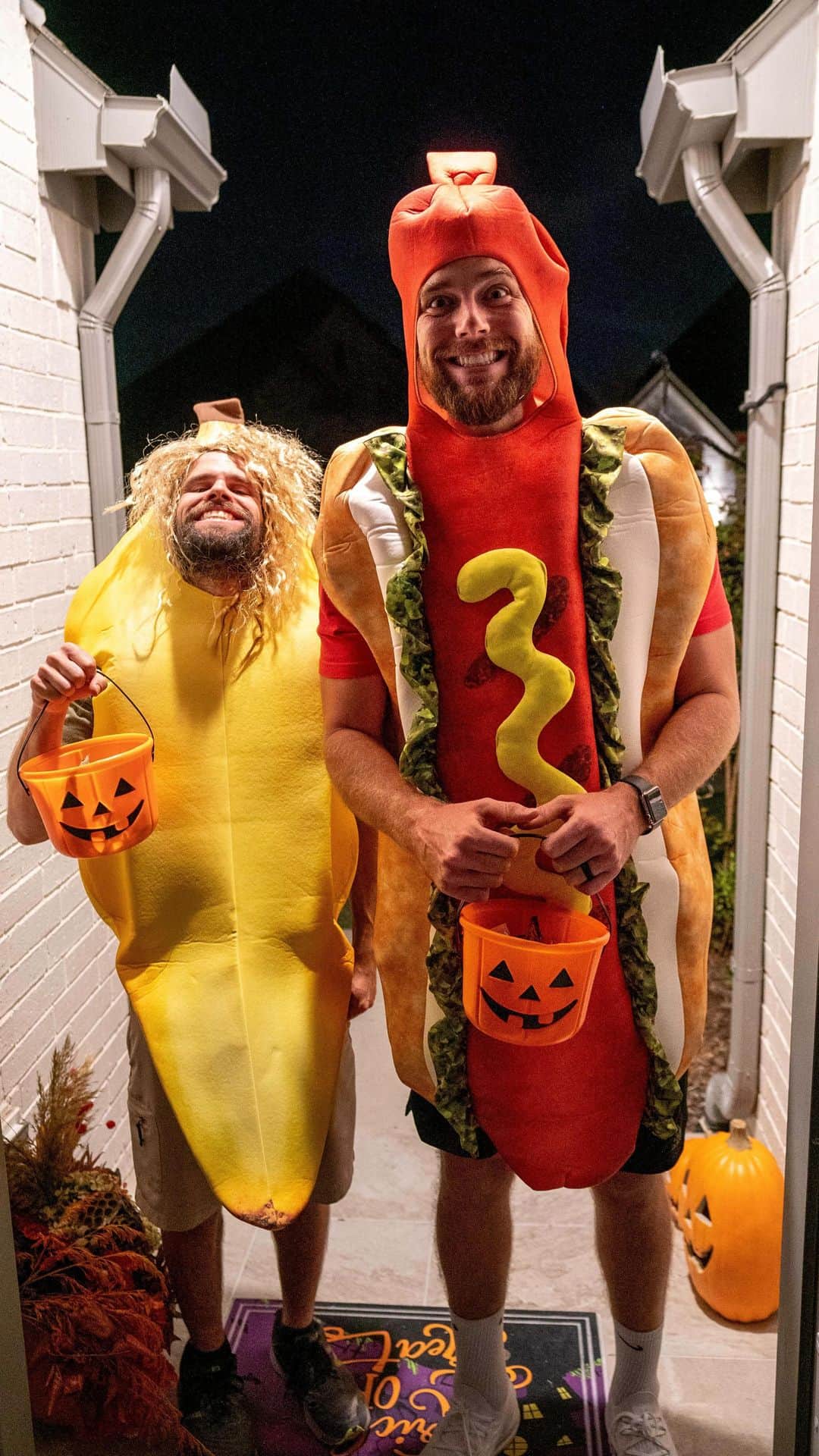 のインスタグラム：「HAPPY HALLOWEEN! 👻🧟‍♂️ Friendly reminder to turn off all your lights if you don’t have any candy tonight 🤣 #HalloweenStereotypes」