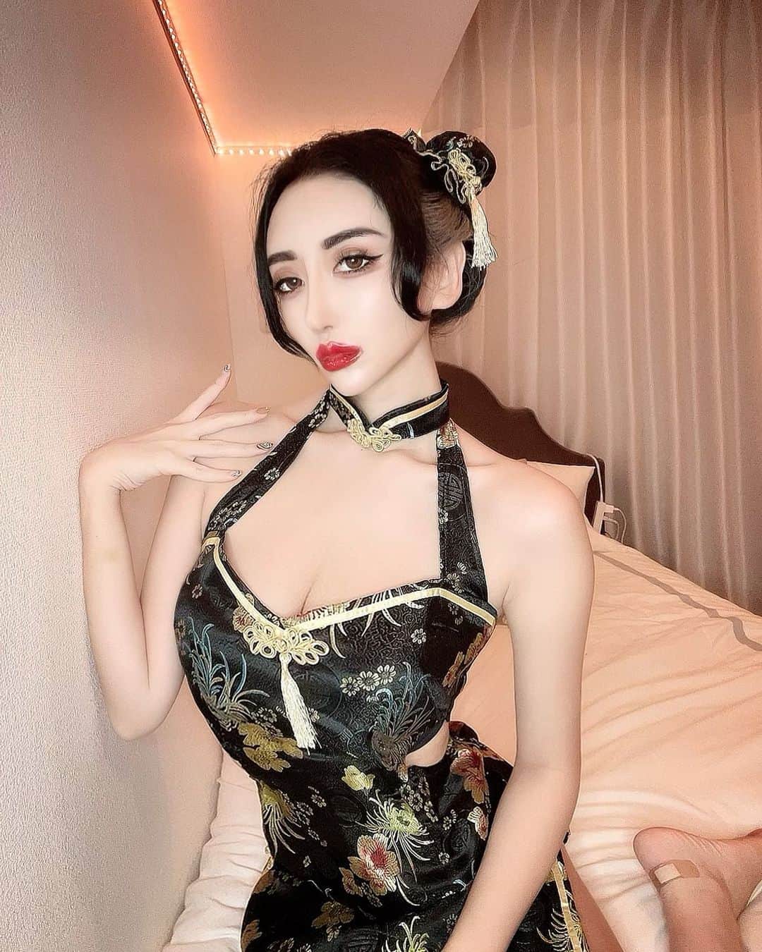 のインスタグラム：「Happy Halloween🎃 足の絆創膏笑う  #Halloween #ハロウィン #渋ハロ #渋ハロ2021  #chinadress #チャイナドレス #イカゲーム  #チャイナ服 #チャイボーグ  #網美 #網紅 #網紅的瘋狂世界 @b_b_j.j  #ビジョビ #bijoux」