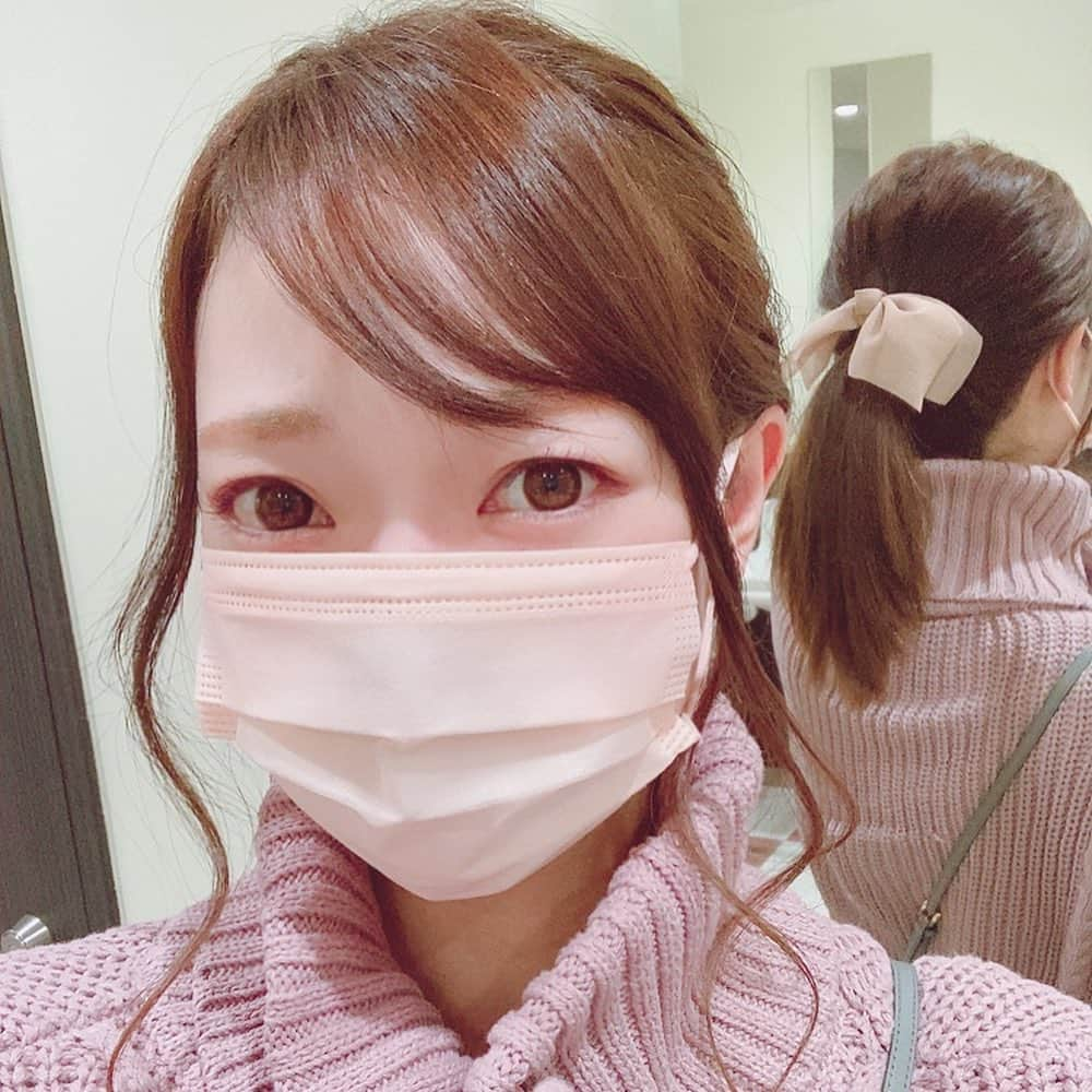 安藤麻貴のインスタグラム：「セリアで可愛いヘアアクセ発見😍 "ポニーフック"というものらしい…🤔 その名の通り、ポニーテールにブスっと刺して使うリボンだよ🎀  子育てが始まってから、ヘアアレンジなんてする時間ないし、産後ハゲで抜け毛がすごくて結んでないと髪の毛落ちて大変❣️ ゴムでひとまとめにして上からズボッと刺すだけなので超簡単スピーディー🥺✨  すぐ取れちゃうかと思ったけど、コツさえ掴めば意外としっかり固定されます。 車で寄りかかっても1日取れなかった！  ポニテしたゴムと頭の間に上から金具を垂直に刺して、金具の先を外側にひねるようにすると金具がちょうどゴムの輪っかの中に通って、良い感じに固定されます。(説明ムズw)  本当は毛先巻いてから結べば可愛いんだろうけど、0歳児見てたら顔まわりくるりんが限界😇  シフォンでふんわりしててパッと見100均に見えない❣️ 最近のセリアのヘアアクセほんとクオリティ高いなぁ🥺 他にもカラー沢山あったから、色違いも買ってこよっと☺️✨  #セリア #セリア購入品 #ヘアアクセ #ヘアアレンジ #ヘアリボン #ポニーフック #産後ハゲ #産後抜け毛 #ポニーテール #ポニテ #0歳児 #0歳ママ #ママ #まますたぐらむ #赤ちゃん #赤ちゃんのいる生活」