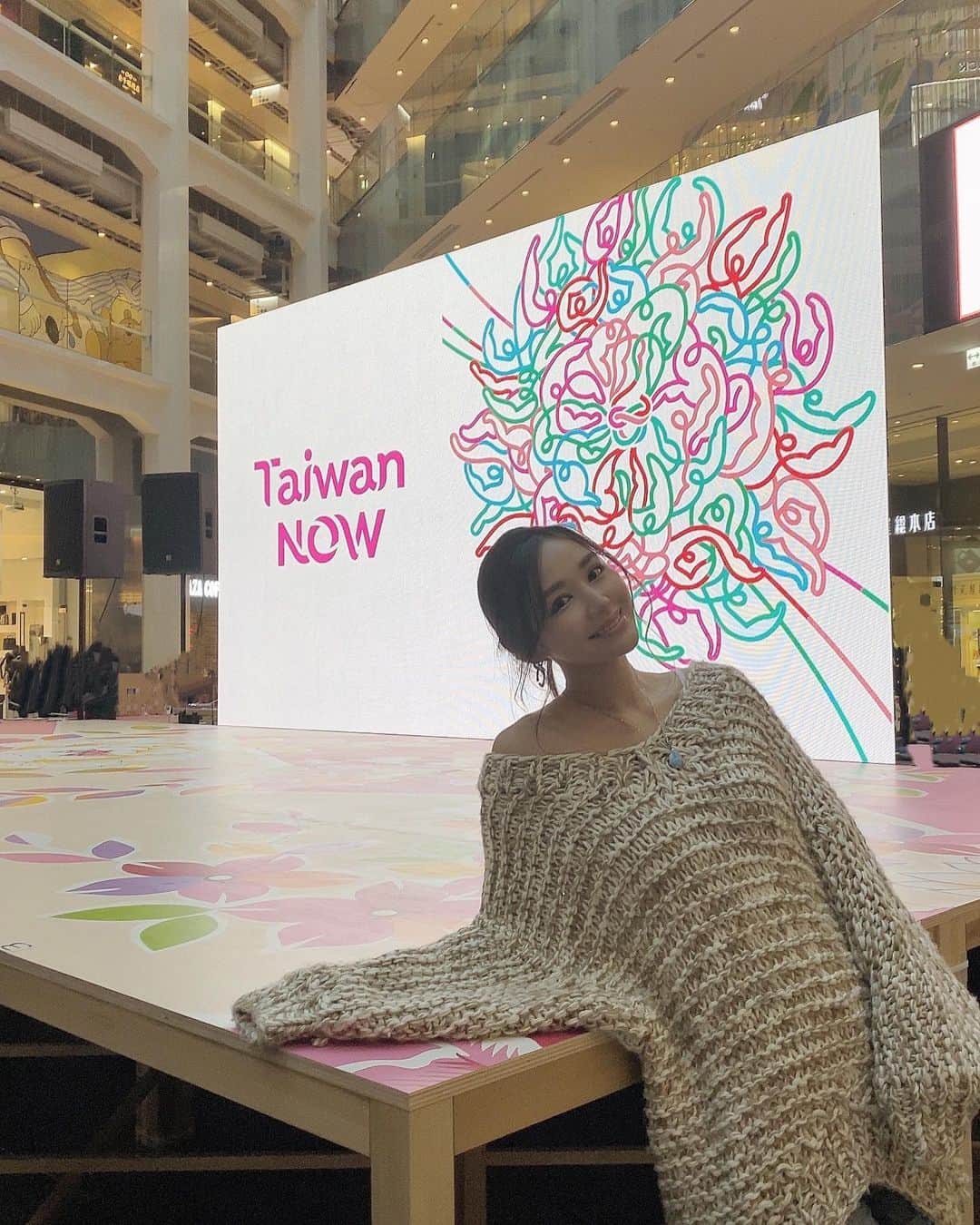 南美沙さんのインスタグラム写真 - (南美沙Instagram)「日本と台湾の交流を文化で紡ぐイベント「Taiwan NOW」に行ってきました✨ 台湾に関連したアーティストが制作した沢山のアート作品を東京駅前のKITTEで見れます☺️ KITTEのアクアリウム自体がアートになってて🤭迫力がありました。👌 私の母も台湾が母国という事で、色々な作品から台湾らしさを感じとれて どこか懐かしい気持ちになりました。  ダンスショーもあったんだけど 迫力があってかっこよかった😊✨✨  11月14日まで 東京駅KITTEでやってるよ✨🇹🇼 是非行ってみてね☺️✨  #TaiwanNOW #台湾ナウ #PR @taiwan_now_pr #起業家 #東京駅 #起業 #日本と台湾 #インフルエンサー #taiwan #kitte #now #モデル #サーフガール #自然 #11月14日 #アクティブ #アクアリウム #サーフィン」10月31日 23時13分 - miee.misa