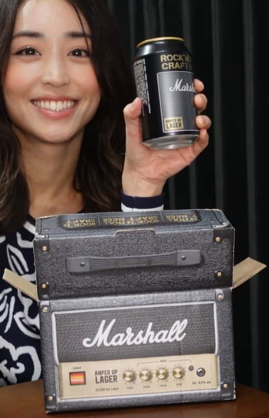 のインスタグラム：「MARSHALL BEER!!🍺  マーシャルビールが日本でも飲めるようになりました！ 「都商会 ビール」で検索してみてくださいね。 他にもロックなお酒が色々ありますよ👍 見た目もカッコイイしキレのあるこの味好きだな~ 本日のご褒美にいかがですか？ 皆さん今日もお疲れ様🤘🏻  #マーシャルビールプロジェクト  #marshallbeer」