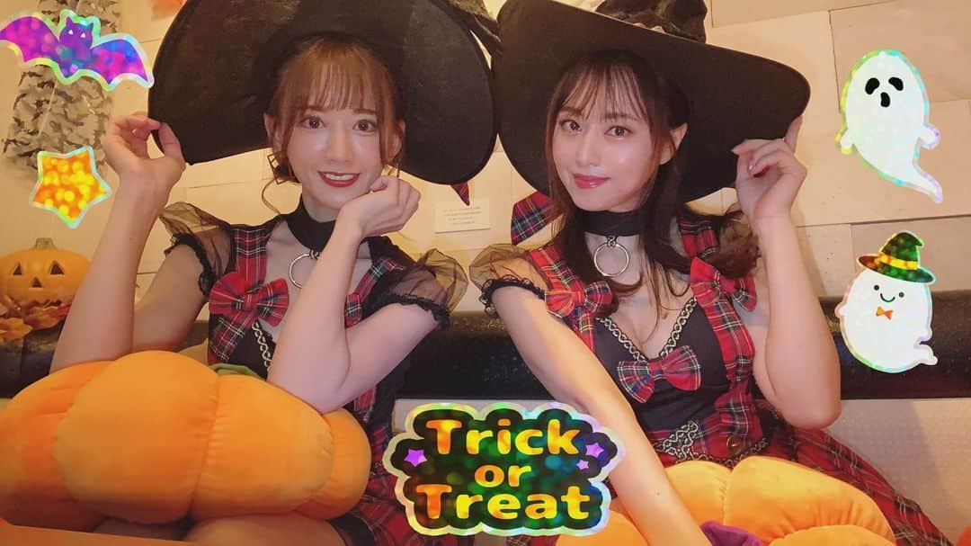 吉沢明歩さんのインスタグラム写真 - (吉沢明歩Instagram)「🎃Happy Halloween👻💜 きじラジ★あっきーthe radio♪コラボで オンラインHalloweenイベントしてきました✨  2人で魔女コーデしたよ👯‍♀️  始まる前に、今日の髪型どうしようかなぁ、、 って考えていたらなんと、 きじーが髪の毛セットしてくれた😍💕(帽子であまり見えてないけど💦)  めちゃくちゃ上手！！ ありがとうきじー！！  そして、きじーが実践してる美容法、私も試した〜い！って 思ったよ！ 詳しくは、あと2週間後の11月14日までアーカイブが残るとのことですので、ラジクロさんのホームページからチェックしてみてください😉✨」10月31日 23時58分 - akiho__yoshi