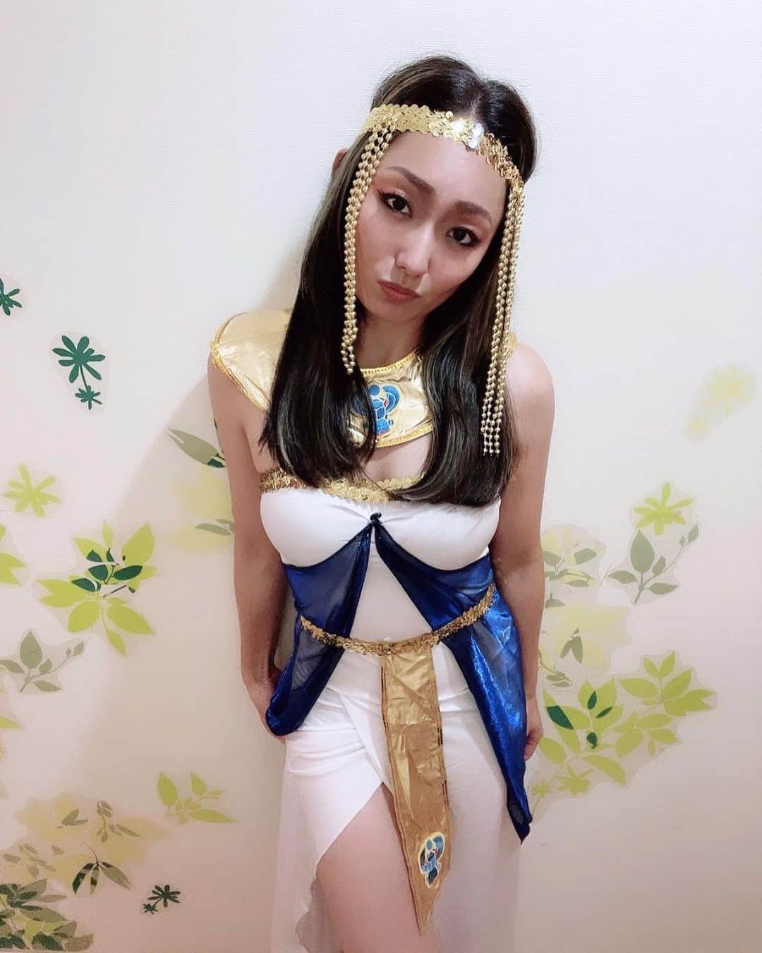 安藤美姫のインスタグラム：「👻Happy Halloween everyone👻  🎃👻ハッピーハロウィン👻🎃 今年は忙しくていろいろ出来なかったけどなんちゃって仮装はしてみた笑 オリンピックシーズンという事で2010年のバンクーバーオリンピックで演技した  “🖤💙クレオパトラ風💙🖤“  来年はしっかりとハロウィンやりたいと思います💪🎃👻♥️♥️♥️  #happyhalloween  #halloween  #ハッピーハロウィン  #ハロウィン #仮装 #安藤美姫  #クレオパトラ #mikiando #cleopatra」