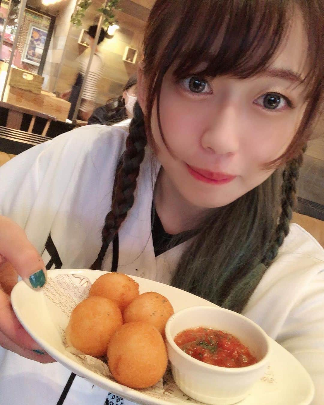 上谷沙弥のインスタグラム：「チーズボールを食べました🧀 #スターダム #ブシロード #女子プロレス」