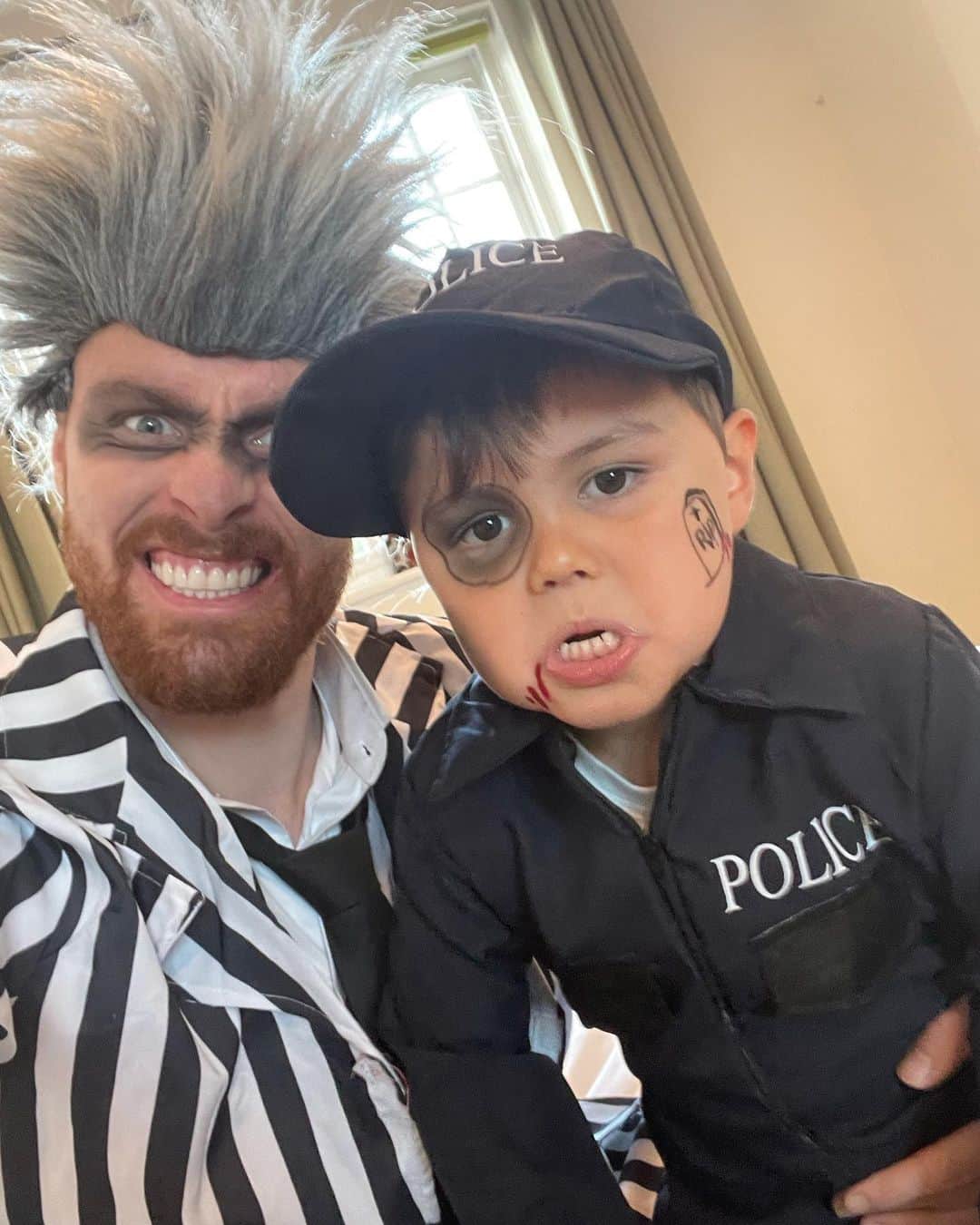 コナー・ウィッカムのインスタグラム：「Happy Halloween from me and mine 🍭 👻 🎃」