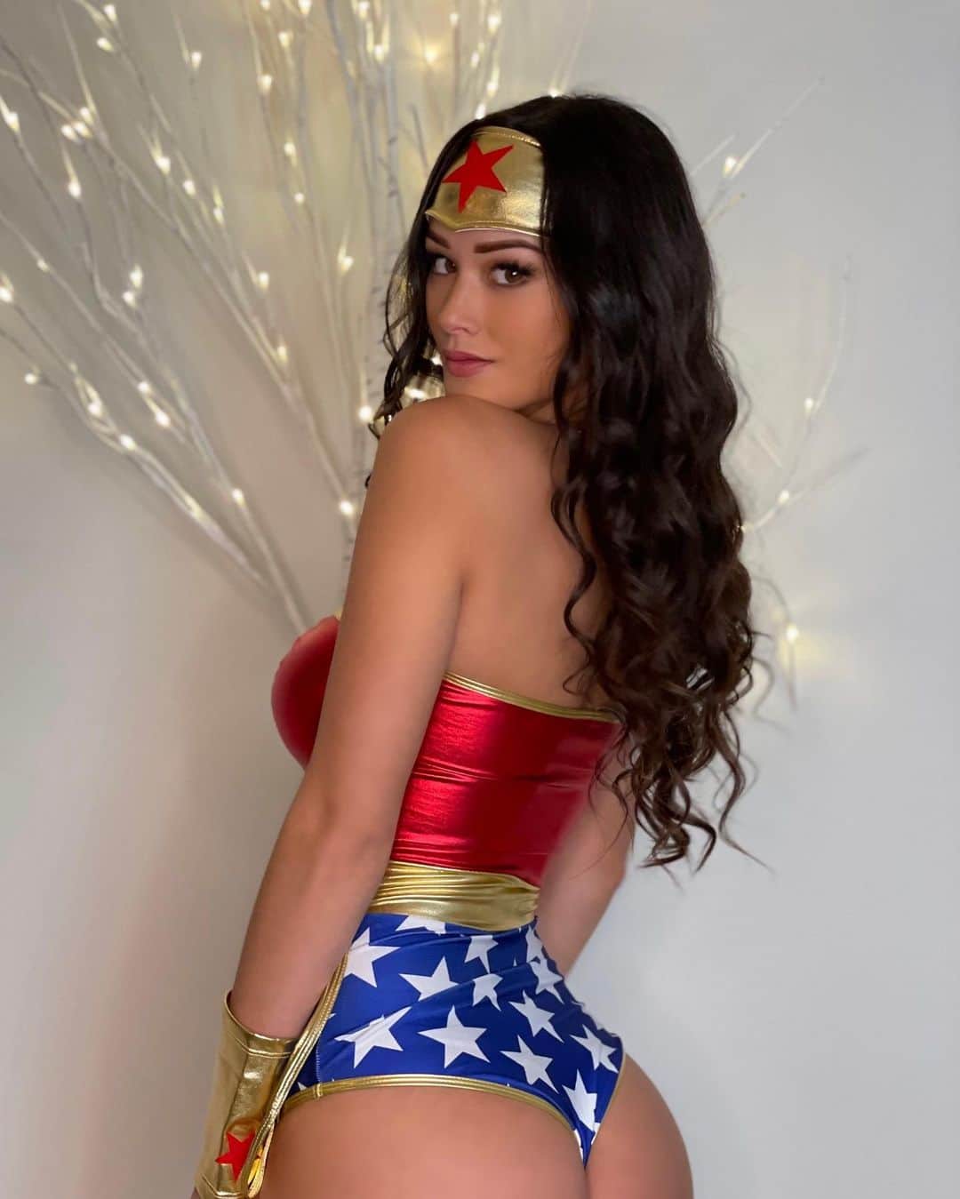 Keilah Kangさんのインスタグラム写真 - (Keilah KangInstagram)「Happy Halloween 🎃 Swipe to see the full Wonder Woman costume & a smile ♥️」11月1日 1時03分 - keilah.k