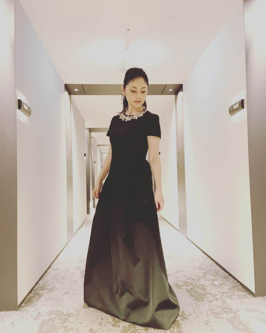 常盤貴子さんのインスタグラム写真 - (常盤貴子Instagram)「2021 東京・中国映画週間  ゴールド・クレイン賞受賞式のプレゼンテーターを。 僭越ながら…発表させて頂きました✨  映画が、もっともっと観たくなるーるるるるる🦊✨  受賞された皆様…おめでとうございます。  ドレス:@erdem 靴:@manoloblahnik ジュエリー:@royalasscher.jp」11月1日 1時18分 - takakotokiwa_official