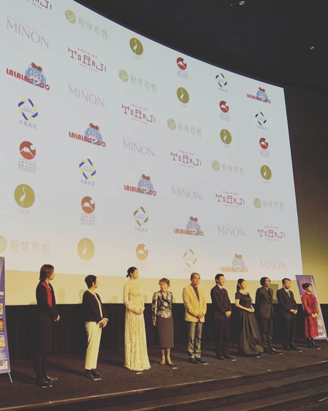 常盤貴子さんのインスタグラム写真 - (常盤貴子Instagram)「2021 東京・中国映画週間  ゴールド・クレイン賞受賞式のプレゼンテーターを。 僭越ながら…発表させて頂きました✨  映画が、もっともっと観たくなるーるるるるる🦊✨  受賞された皆様…おめでとうございます。  ドレス:@erdem 靴:@manoloblahnik ジュエリー:@royalasscher.jp」11月1日 1時18分 - takakotokiwa_official