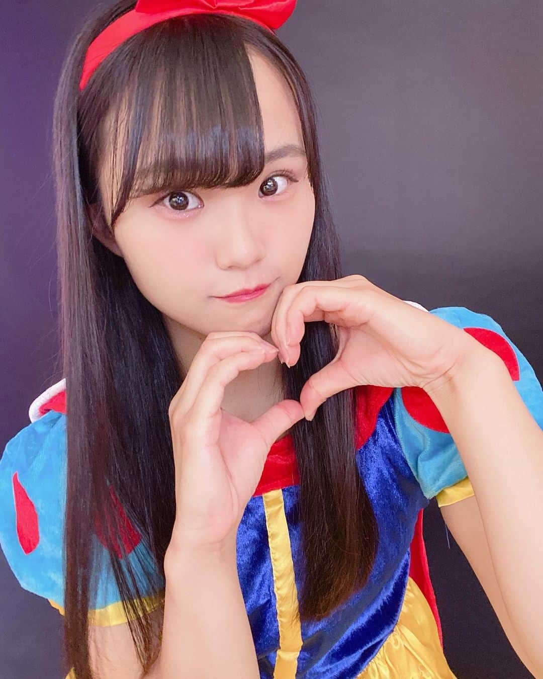 渡辺未詩（ミウ）のインスタグラム：「はっぴーはろうぃん🍎❤️ #ハロウィンコスプレ #はろうぃん #はろうぃん🎃 #白雪姫 #白雪姫コスプレ」