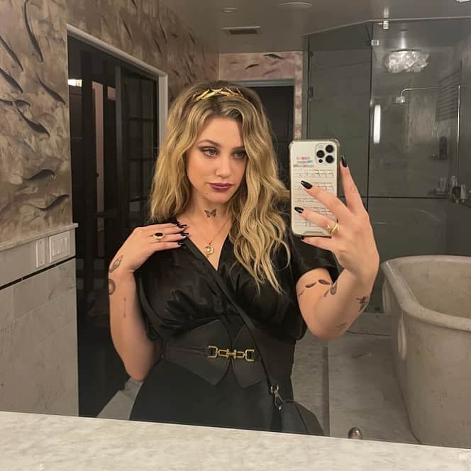 リリ・ラインハルトのインスタグラム：「Celebrating all my fellow witches today 🔮🧿✨Happy Halloween, little babies. Dance under the moonlight!」