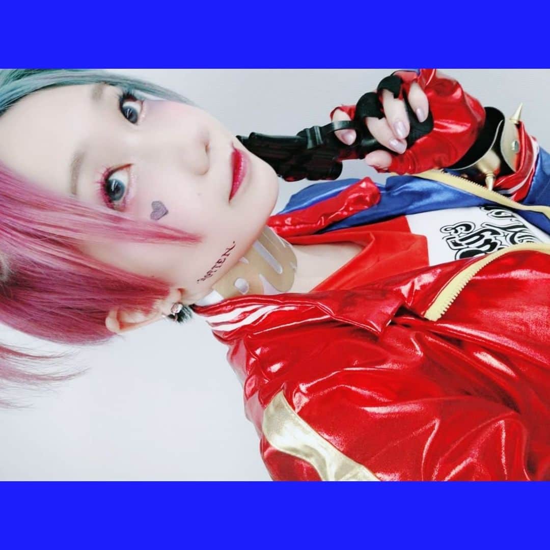 のインスタグラム：「ハピハロ🎃(滑り込みアウト)  画像はこないだみゆちぃからの誕プレでもらったハーレイ・クインちゃんの仮装💙💗  この画像だとめっちゃ良く分かるけれど、いつもお願いしてるまなみさんにマツエクも髪と同じカラーにしてもらったよ〜〜」