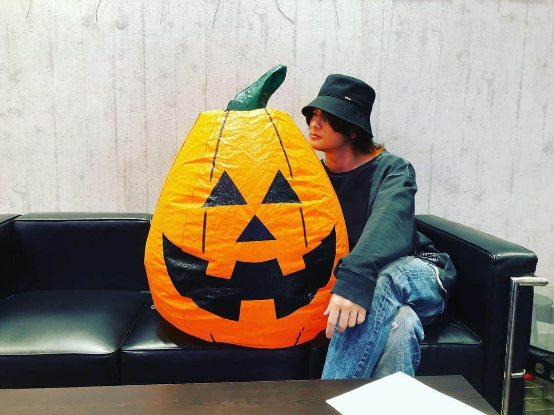 磯部寛之のインスタグラム：「Thanks to those who tuned in to GORILLA RADIO! tonight on ZIP-FM. A once-in-a-month fun time for me to talk on the radio. Talk to you next month! Happy Halloween. Hiro GORILLA RADIO!生放送、聞いてくれた皆さんありがとうございました！月に一度ラジオで話せる楽しみを今回も存分に味わいました。色々教えてくれてありがとう。お陰で腹の減る放送でした。podcastでも聞けるので是非とも。また来月！ハッピーハロウィン。ひろ #alexandros #gorilla_r #zipfm #nagoya #名古屋」