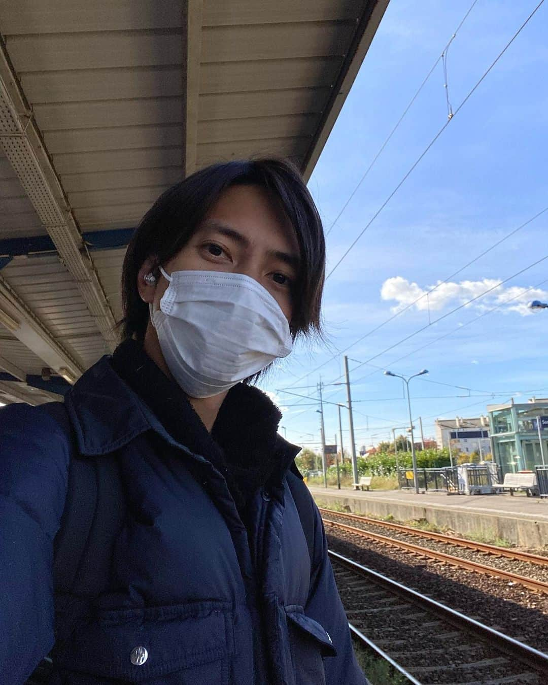 山下智久さんのインスタグラム写真 - (山下智久Instagram)「バレーボールの中継でV6がパフォーマンスをしていて、小学生の僕はかっこいいな〜とTVに釘付けになっていた事を思い出します。そして僕にとっての初めてのコンサートツアーはV6のバックダンサーとして、参加させて頂いきました。ツアーに参加できる事が決まった時は夢のようでした。 あの経験を通して本当に沢山の事を学ばせて頂いたなと思います。  コンサート終わりに、井ノ原くんにホテルの部屋に呼び出されて、何か失敗しちゃったかなと、ドキドキしながら 部屋に入って、健くんがクローゼットから出てくるってドッキリをされた事を今でも覚えてます。笑 長野くんはいつも、穏やかで優しく笑いかけてくれて、坂本くんのストイックさに、僕らも刺激されて気が引き締まっていました。 剛くんのソロ曲のラップがかっこよくていつもステージ裏で真似して歌っていました。 すごく大変なツアーだったけど、岡田くんはライブ終わりにJr.たちの楽屋に来てくれて、労いの言葉をかけてくれたり、楽しませてくれる本当に素敵な先輩方です。 朝はカミセン、昼はトニセン、夜はV6という1日3回のコンサートで、 僕らは役60曲くらい振り付けを覚えなきゃいけなくて、無我夢中で駆け抜けた事は僕の人生の大切な財産です。 ^ ^ 本当にお疲れ様でした。 ありがとうございました！！！  I remember when V6 was performing on a volleyball broadcast, I  was an elementary school student, I couldn’t take my eyes off the TV.  For my first concert tour, I participated as a V6 back dancer.  It was like a dream when they told me I would be on tour. I think I learned a lot from that experience.  At the end of the concert, Inohara-kun called me to his hotel room, I still remember being surprised when I entered the room and Ken-kun came jumping out from the closet.  Nagano -Kun always laughed calmly and kindly, and Sakamoto-Kun well he is very stoic and that always inspired us a lot. Go-kun's solo song was cool and I would always sing-along back stage.  It was a very tough tour, but Okada-kun was always really nice to us. He came to the dressing room of Jr. and others at the end of the live and gave us good words. It encouraged us. The concert schedule could be extreme. Kamisen in the morning, Tonisen in the daytime, and V6 in the evening, three times a day. We had to learn the choreography for about 60 songs, and running through it was an important asset to my life. I can’t thank V6 enough.」11月1日 12時36分 - tomo.y9