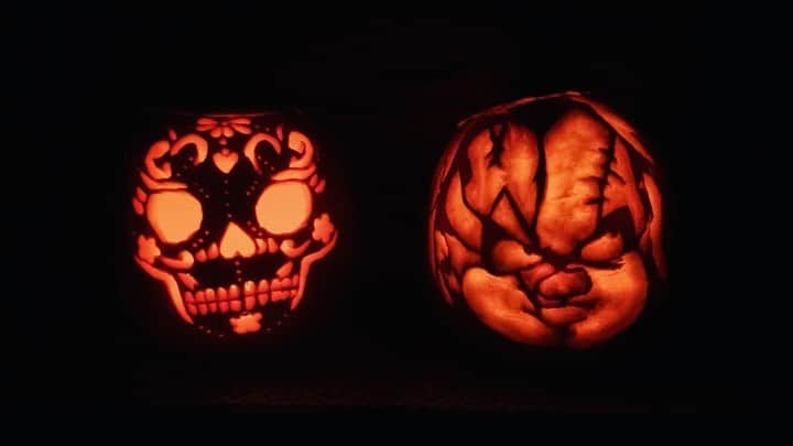 村元哉中のインスタグラム：「⠀  ✨👻🎃HAPPY HALLOWEEN 🎃👻✨ ⠀ #pumpkincarving #halloweekend #🎃 #かなだいアート どっちがどっちでしょう！💀」