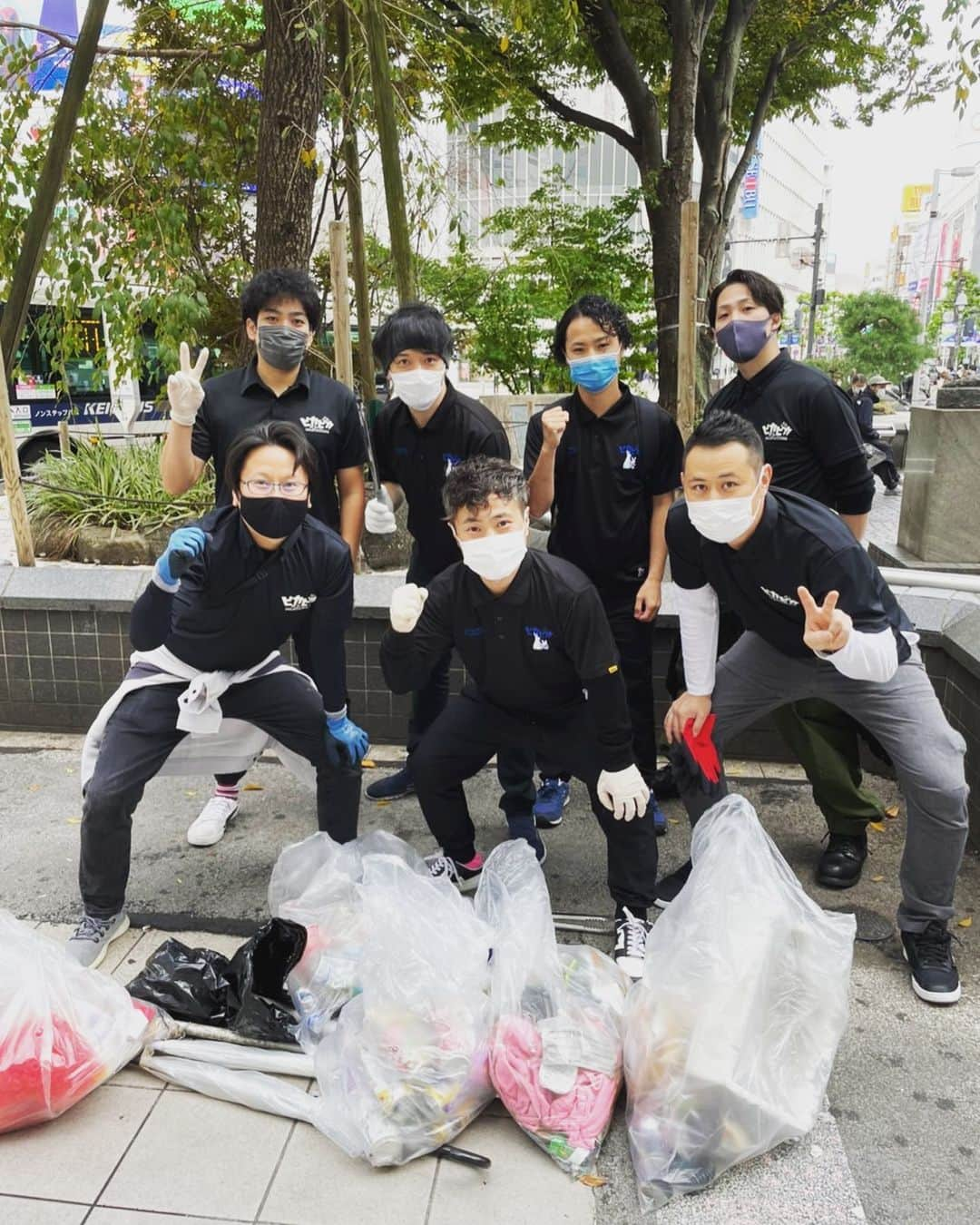 三浦孝太のインスタグラム：「本日は朝からハロウィン後の渋谷のゴミ拾い行ってきました🎃ピカピカ東京とピカピカ千葉、ピカピカ神奈川メンバー揃い踏み🙋 月イチでのゴミ拾い!!気分が洗われます!!  #ピカピカ  #ゴミ拾い  #ハロウィン  #遅かった  #月イチ」