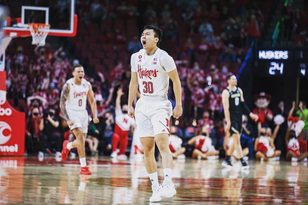 富永啓生のインスタグラム：「🔥🔥🔥🎯  今日で本シーズン前のエキシビションゲームの2試合が終わり2勝で終えることができました💪 チームとしての調子もとても良くてレベルの高い環境でやれてていい成長です！ 本戦まで1週間もっと成長して勝利できるように頑張ります！  バスケは楽しい🔥🔥 #GBR #Huskers」