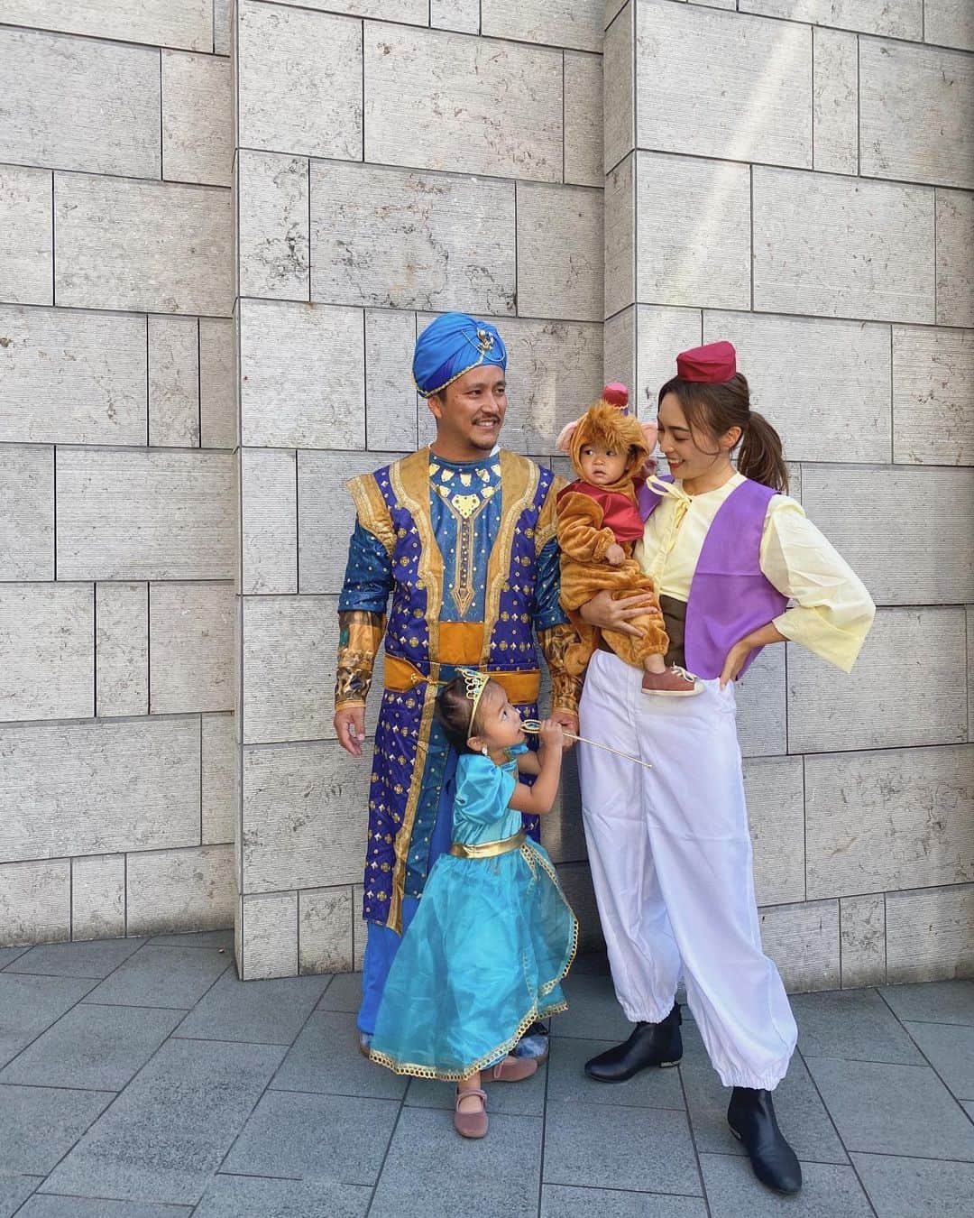 のインスタグラム：「12年前ぐらいから始まったハロウィン。  昔のを見返していたら、12年後の今はもう手抜きハロウィンになりました。  と思いきや、紗代子は相変わらず手を抜いていなかった。🤣✨(当分、子供たちが逃げる逃げる)  母、尊敬。  ディズニーと累のコラボ、とにかく笑ったハロウィン🎃  来年はもう少し頑張ってみようかな🧟‍♂️🤍  #happyhalloween#aladdin#family #diney#demonslayer」