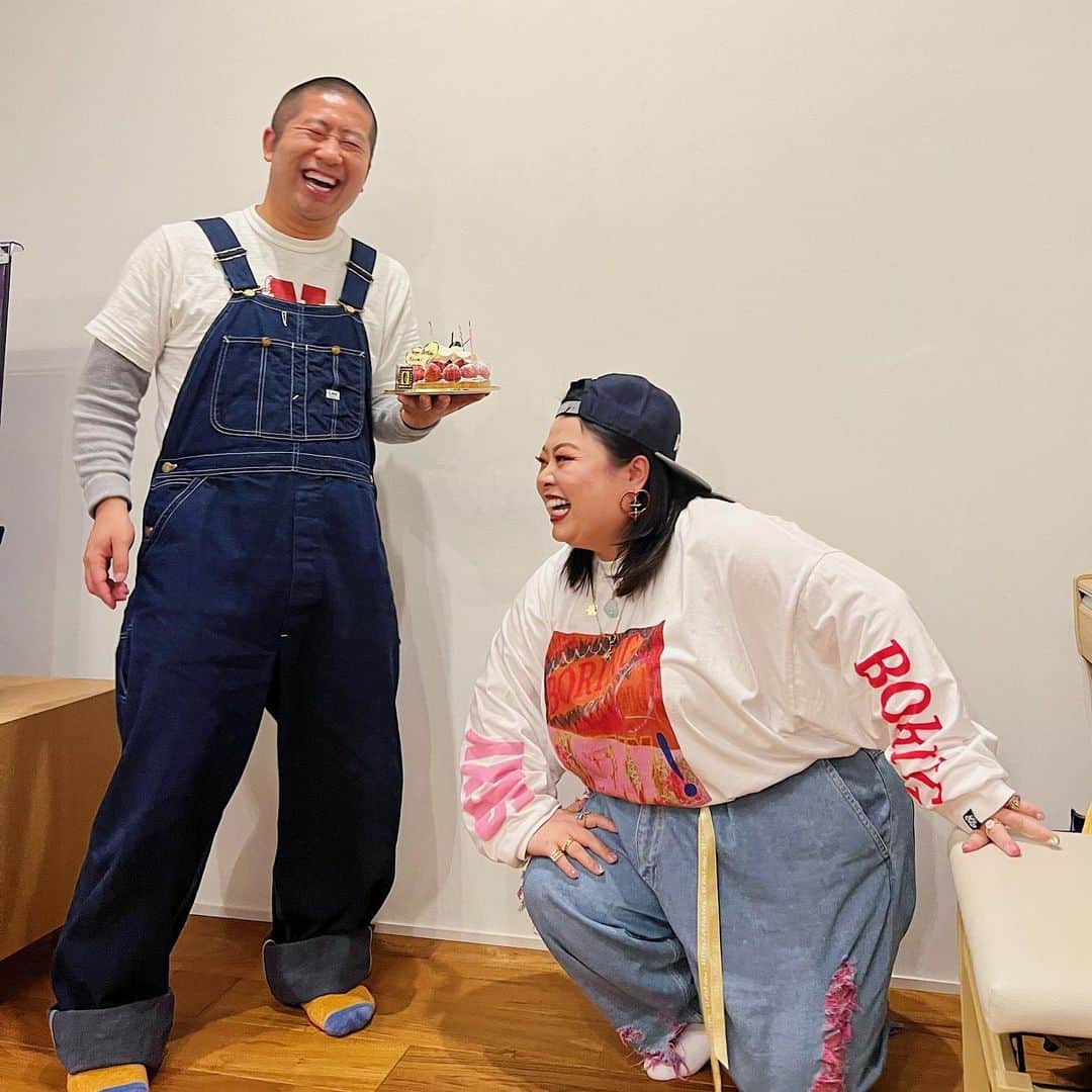 渡辺直美のインスタグラム：「塩の魔神のお友達、さわちゃんの新しいお家に遊びに行ったよ🥰  大人になってもこんな無邪気に笑えるとは思わなかった😂😂😂 ただ、何でこんなに笑ってたのか思い出せないのが大人なのかもしれない😂😂 全部ケンティーが撮ってくれた写真達にょ🥺💕ケンティーとは初めてご飯食べたけどプライベートもセクシーサンキューでした😂❤️本当に熱くてピュアで面白い人やで😎  大好きな奥様&子供達とは数年ぶりの再会でなおちゃん嬉しかった🥺  下の子は生まれてから初めて会ったんだけど、派手でデカい人が来ても動じずに一緒に遊んでくれて嬉しかったよ😂 ずっと私のネックレスに興味示してて、  👶これなに？ ダイヤでできた亀だよ❤️ 👶これは？ ダイヤでできたパズルのピースだよ❤️ 👶ダイヤってなに？ ダイヤって言うのはね…☺️  とか言ってたら、変にダイヤに興味持たせるなって怒られた😂😂 ダイヤでできた機関車トーマス欲しいとか言われたら大変だもんね😂 失礼いたしました😂  とにかく、幸せいっぱいで素敵な澤部家&ケンティーからパワー貰ったにょ🥰💪🥺💕 お誕生日もお祝いありがとうございました🥰💕  さわちゃんだけ、せっかくグルメのロケみたいな服😂  #ナベプロの魔神」