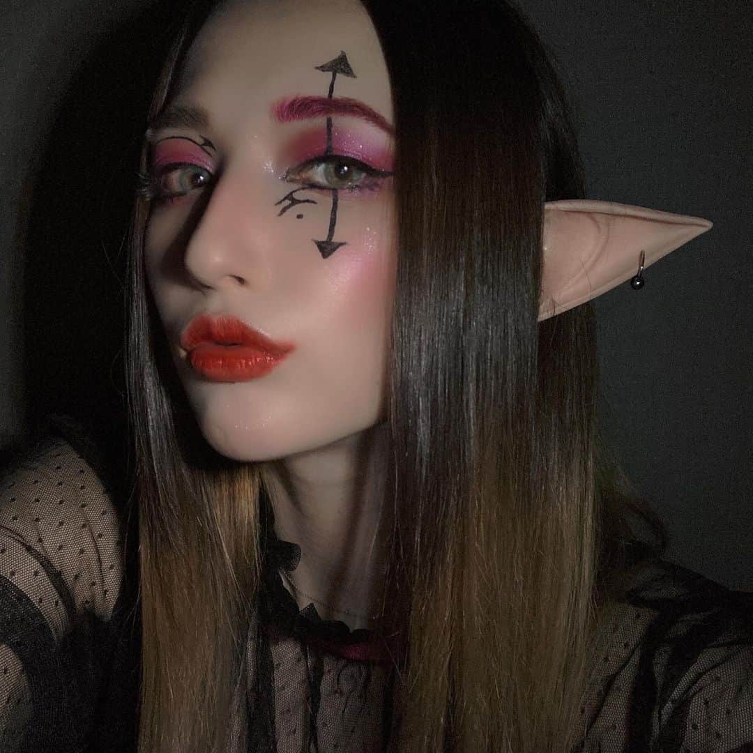ジャスミンゆまのインスタグラム：「♡♡♡ . . . エルフか悪魔か未だに分かりません。   #ハロウィンメイク #halloween #ハロウィン #仮装 #メイク #halloweenmakeup  #🎃」