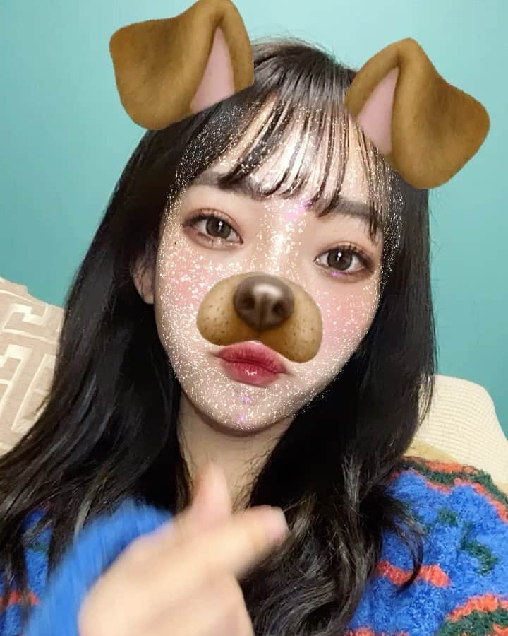 みなみのインスタグラム：「11月もみんなよろしゅー🐶🧃  10月は 17ライブでイベントに2回 参加しました！ はっきり言うて 濃厚ソースより濃すぎる１ヶ月過ぎたじゃろー！！！そしてファンの子とも どっろ泥に煮えたぎった カレーよりもドロドロに愛が深まったじゃろー！！！！ 本当みんな大好きってゆーのが たんまり伝わったかな？ねえねえ？  一人でよしやったると 決めた17ライブ 右も左もわからない私に 配信歴の長い配信者さんそして リスナー歴の長いリスナーさん そして私と共に何も分からない子達 みんなで協力して支え合って 約1ヶ月みなみ分かるようになりました👼🏻🍼  17ライブ始めた頃に 繋がりが大事だよって教えてもらったことが本当今身に染みて めちゃくちゃわかるし、この初心者の女を支えてくれるような配信者さん リスナーさんが沢山いらっしゃって この1ヶ月充実感に満ち溢れた顔になっております😂  世界中のたくさんの方と 繋がれるきっかけになった17ライブ  はあ、、好きだ。 幸せだ みんな大好きだ 心が温まる ぬくい」