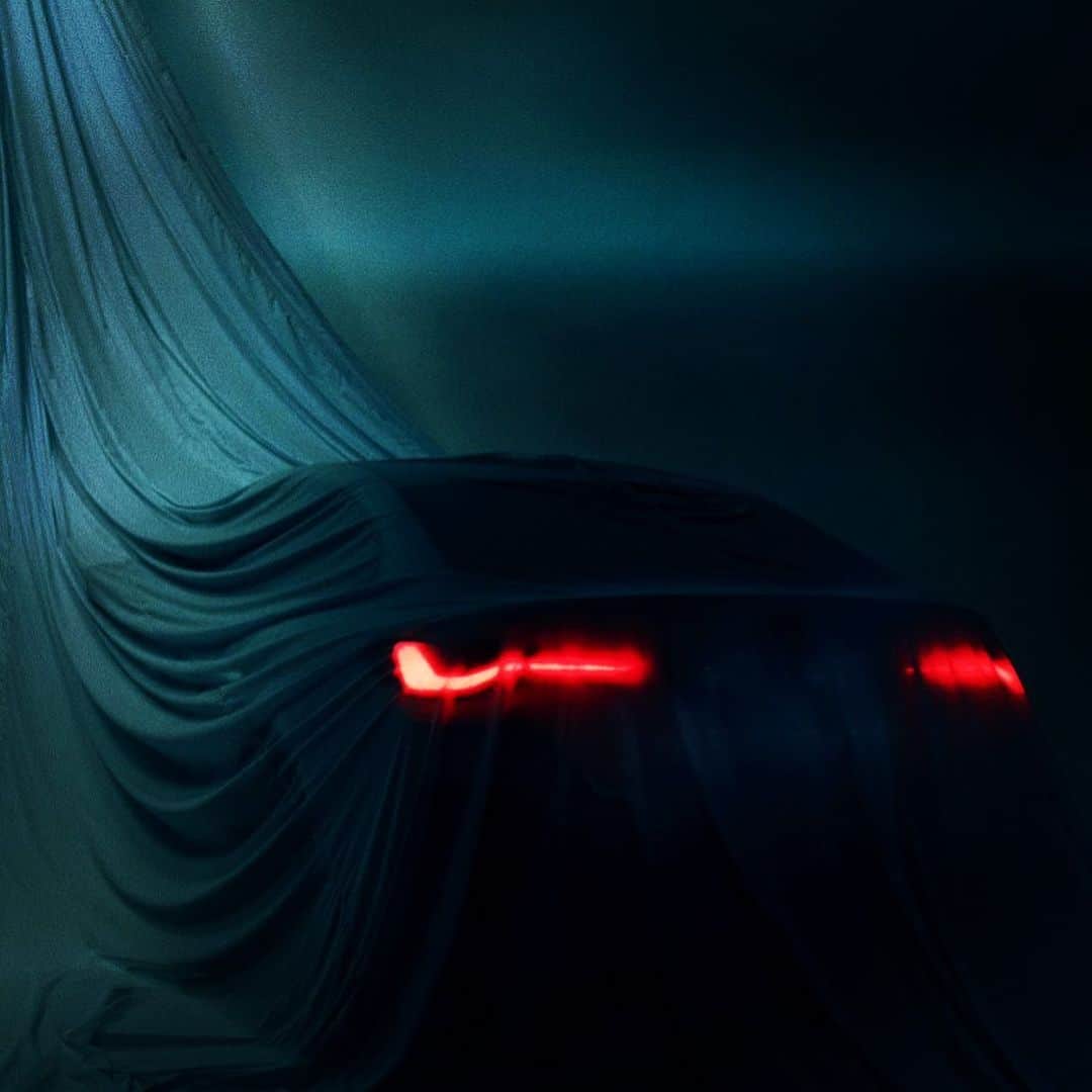 ケイティ アーリーのインスタグラム：「@bmw by moi and my very talented London team.  My first car porn project. Halloween 👻 #Frankenstein #itsalive #electric ⚡️⚡️⚡️ Photography @jen.krause  Styling @rekamariaprobst  H&MU @kristinroes」