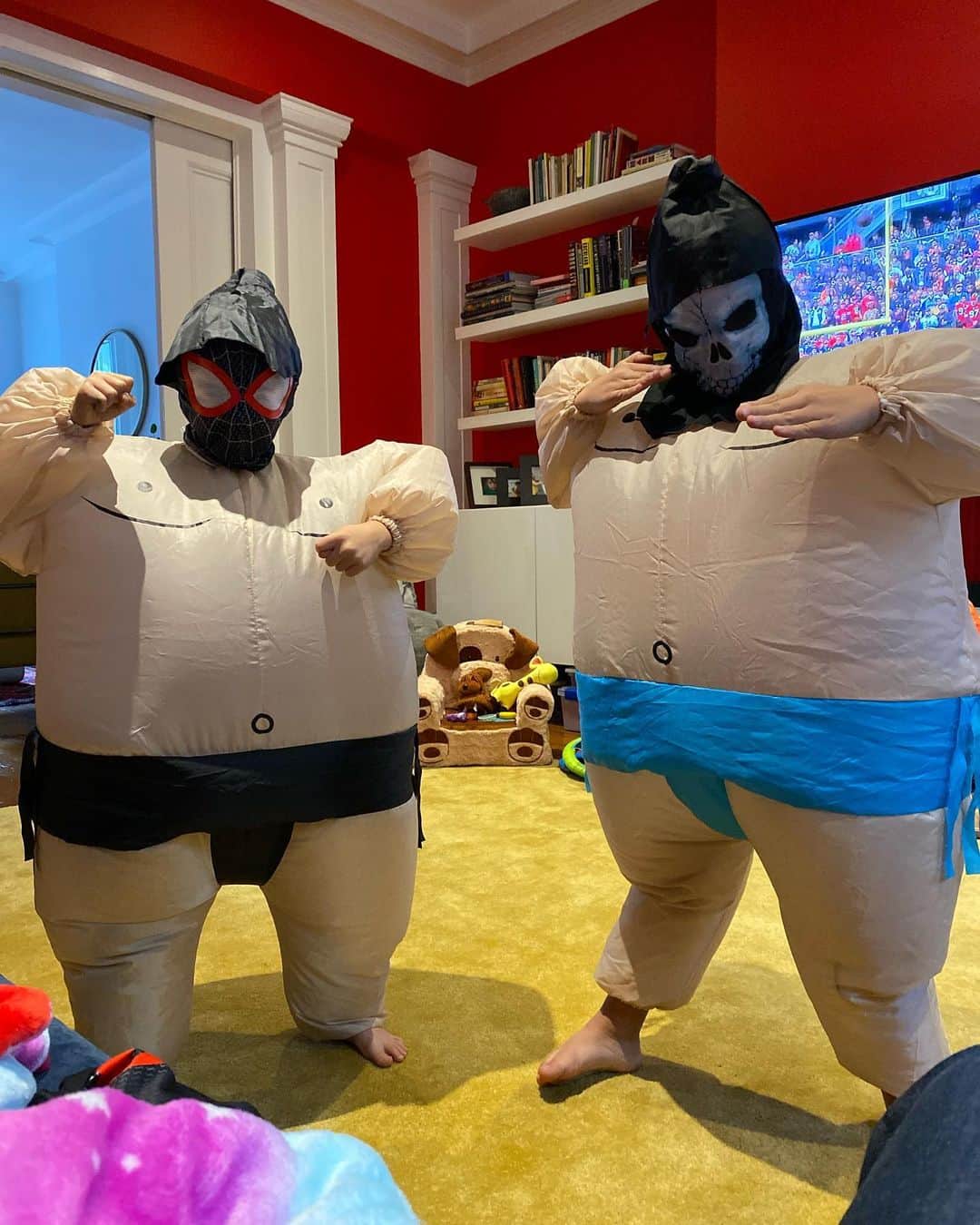 ベンジャミン・マッケンジーのインスタグラム：「A little pregaming for the big night. Happy Halloween everybody! #halloween 💀👻🎃」