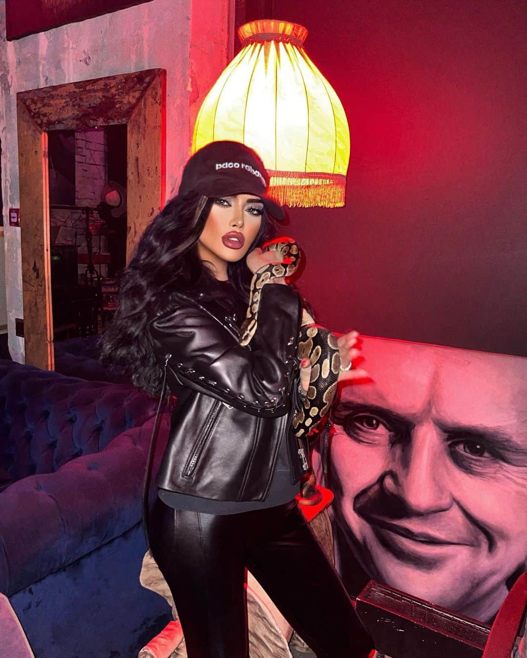 Nita Kuzminaのインスタグラム：「И даже лучшая из змей — есть всё-таки змея! 🐍♠️ P.S. С ума схожу по змеям.. они моя страсть!  Такая нежность исходит от этой сладкой девочки, как ласково и в то же время жадно она обволакивает мои кисти рук….ммм 💔」
