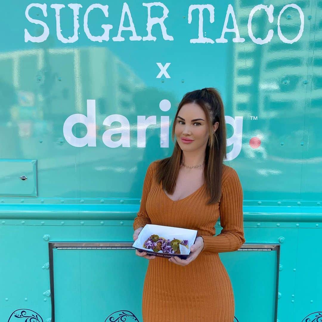 ジェイド・ニコルのインスタグラム：「So proud and excited about this @sugartaco X @daringfoods partnership! Not only do we have the most delicious Daring Fried Chicken Taco 🌮 at both our Sugar Taco locations but we also had an amazing food truck handing out thousands of free vegan tacos and nachos at the children’s hospital, VA Medical Center and to people all over LA! Come on into Sugar Taco today to get yours!! #vegantacos #sugartaco #pollo #veganfood #tacos #friedchicken」