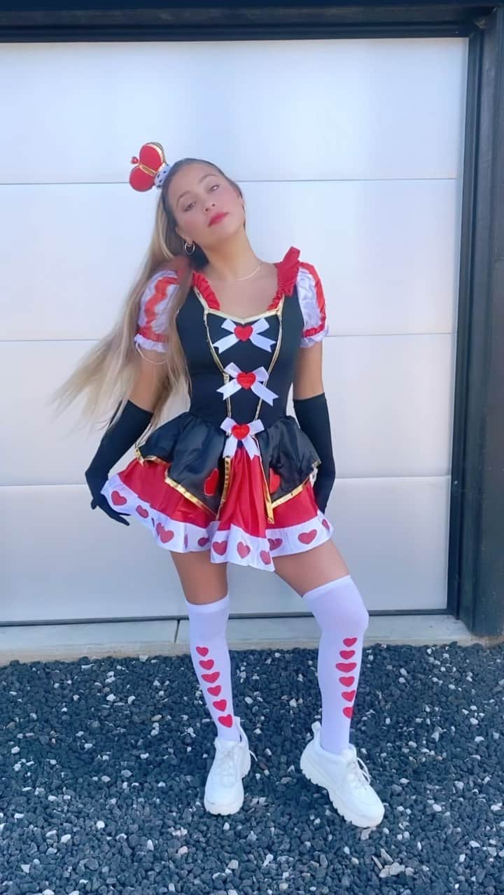 ティア・ブランコのインスタグラム：「Treat or treat? 👑♥️🥰#happyhalloween #queenofhearts」
