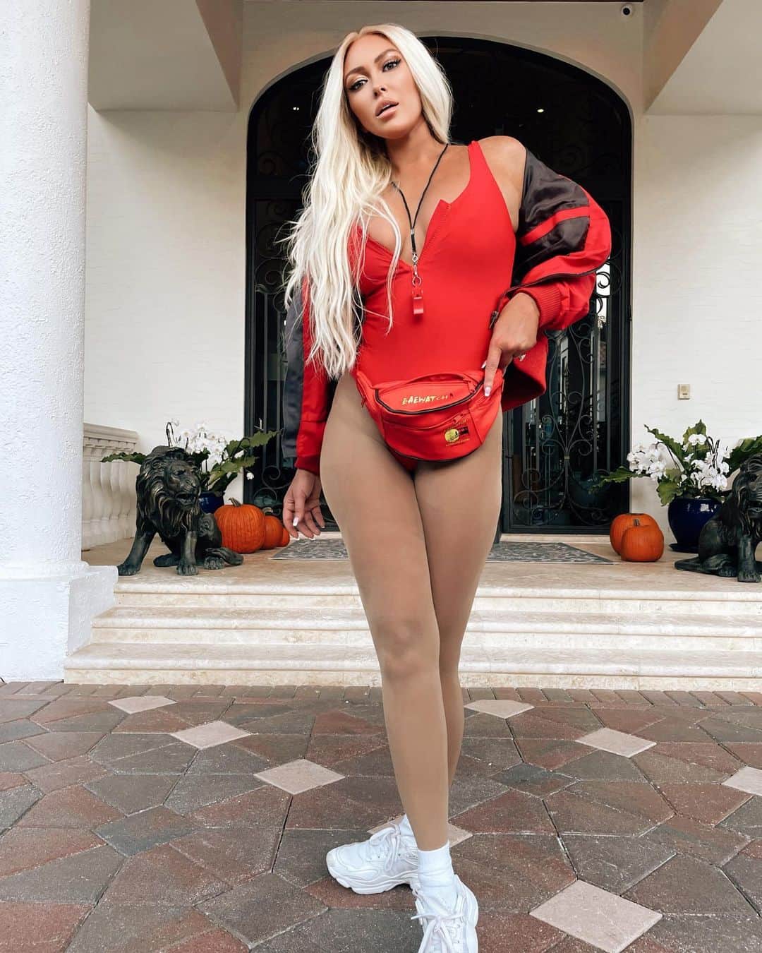 ポーリーナ・グレツキーのインスタグラム：「lifeguard on duty @_jeremycohen @closetrichh」