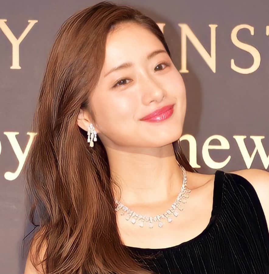 石原さとみ　ファンアカウントさんのインスタグラム写真 - (石原さとみ　ファンアカウントInstagram)「前髪なしロング #石原さとみ さん #前髪なし #ロング #ハリーウィンストン #黒ドレス  #笑顔 #可愛い」11月1日 8時36分 - ishihara_satomi719