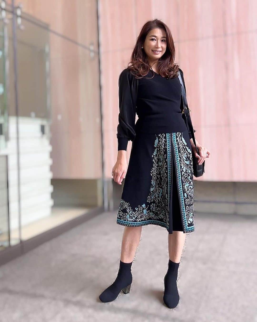 田中浩実さんのインスタグラム写真 - (田中浩実Instagram)「🤍  #おはようございます  チロルとペイズリーが大人可愛いニットスカート。 ・ ニットなので温かくセンターラインのデザインがとてもエレガント♡ ・ 色柄が美しいので人目を引くステキなスカートです。 ・ ペイズリー柄のブラックフレアニットスカート 【aljun-070】 ・ #sawaalamode #サワアラモード #サワジェンヌ #スカート #ニットスカート#レディースファッション #エレガント #上品 #大人女子 #大人ファッション #大人コーデ #アラフィフ #アラフィフファッション #アラフィフコーデ #アラフィフ女子 #50代コーデ #lifestyle #fashion」11月1日 8時42分 - hiromi.tanaka.japan