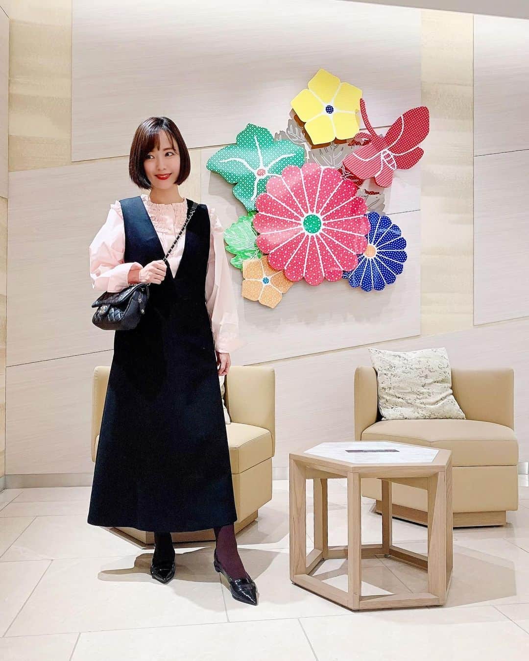 近本あゆみのインスタグラム：「昨日からエラーで投稿できないんだけどきっと私の端末の問題ですよね😂 色々壊れてていつ使えなくなるのかヒヤヒヤしてるのに予約してるiPhone13の入荷連絡が全く来ない😭😭😭 写真は一年中活躍してくれる#ブラウスコーデ 🙆🏻‍♀️ #rosymonster のものです♪ * * #fashion #ootd #code #coordinate #コーデ #ファッションコーデ #今日のコーデ #きょコ #ファッション好きな人と繋がりたい #おしゃれさんと繋がりたい #セルフィー #撮影 #スナップショット  #いつコ #いつかのコーデ #ママコーデ #ママライフ #ママファッション #ワーママ #ママの休日 #2歳児ママ #男の子ママ #ニ児ママ #女の子ママ#赤ちゃんのいる生活 #お散歩コーデ #産後コーデ」
