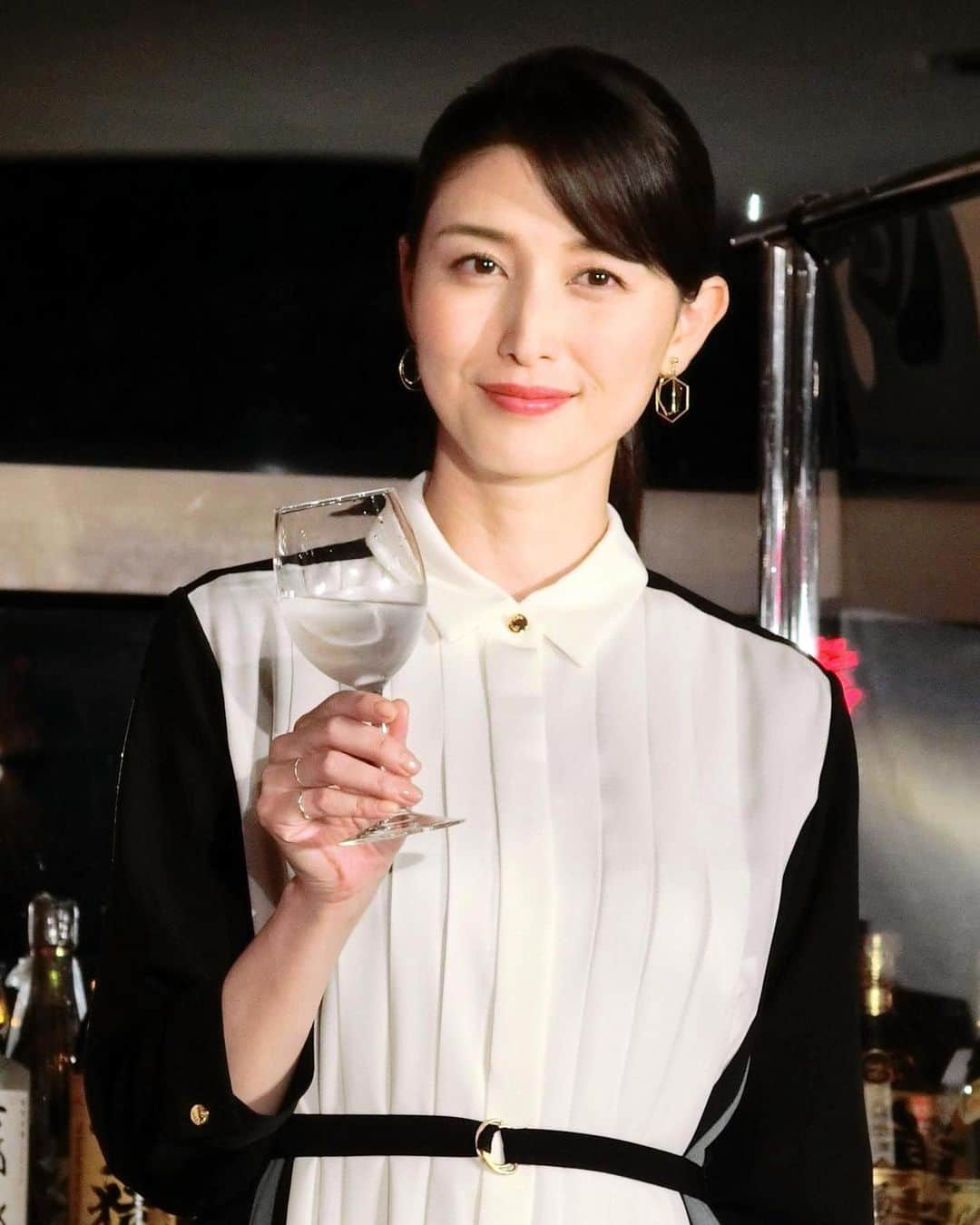 橋本マナミさんのインスタグラム写真 - (橋本マナミInstagram)「本日11月1日は　#本格焼酎と泡盛の日　😊 無添加で作られた本物の美味しさ本格焼酎😊新酒も出ています⭐️ぜひみなさん楽しんでみてください^_^ 昨日のイベントでは米焼酎、麦焼酎、芋焼酎、黒糖焼酎色々飲ませていただき、仕事じゃないみたいにガブガブいただきました😂 真麻さんと同じブロックではなかったけど会場でお会いできました😊」11月1日 9時05分 - manami84808